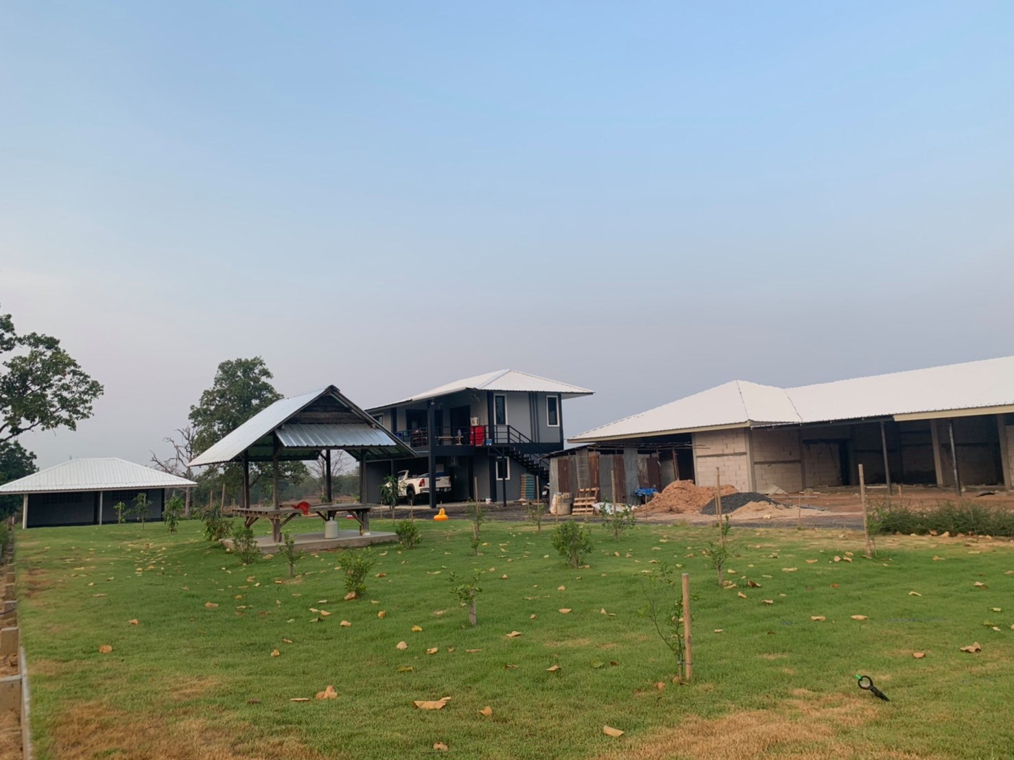 ขายบ้านพร้อมที่ดินมีพื้นที่สวนกว้างขวางพร้อมสำหรับทุกคนในครอบครัว2ไร่13ตรว.ติดถนนใหญ่ใกล้อบต.ป่าชัน 340 เมตร จ.บุรีรัมย์