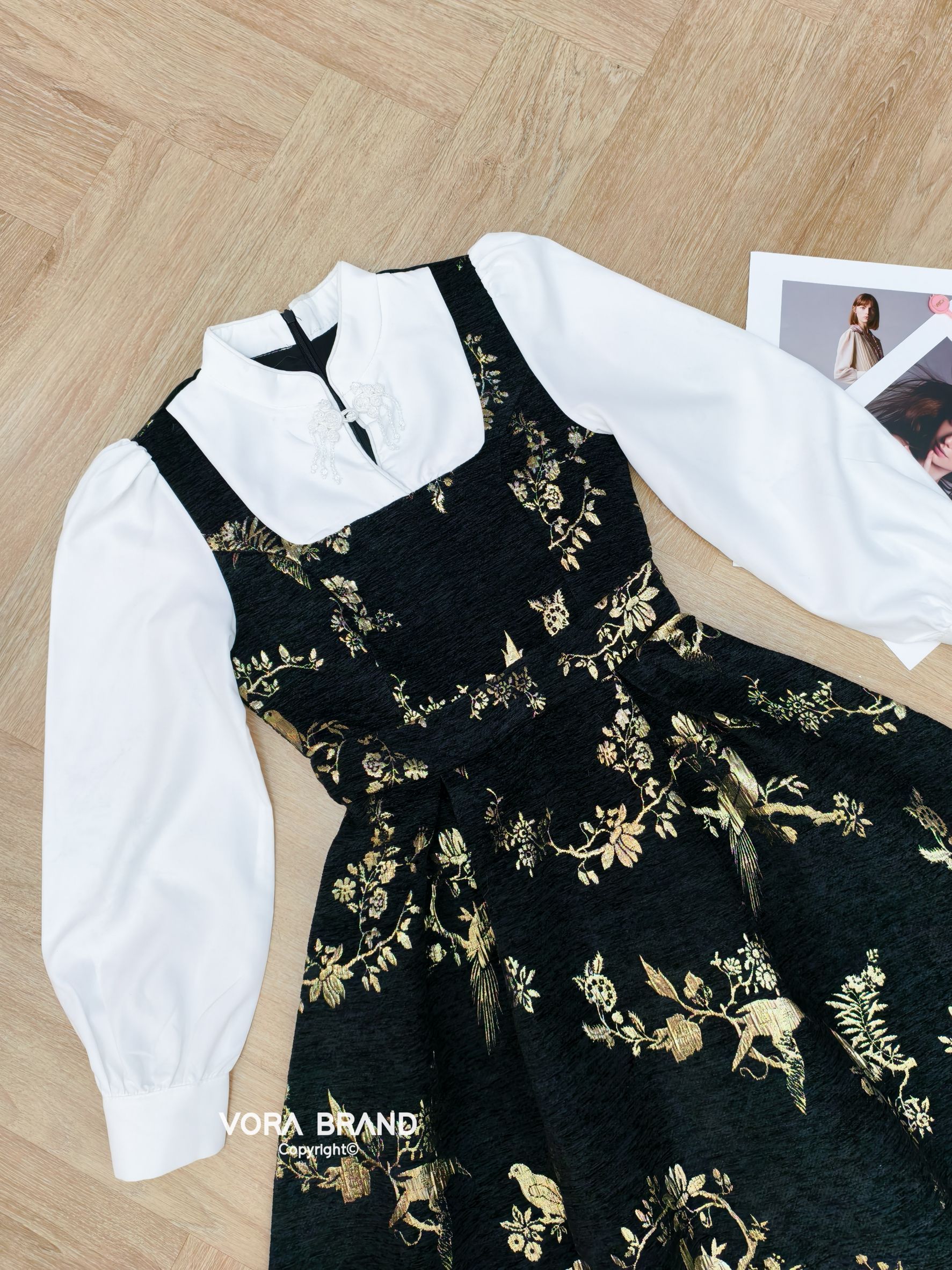 Dress ยาว แต่งเสื้อแขนยาวคอจีนติดกันกับชุด แต่งกระดุมช่วงคอเสื้อ ช่วงตัวใช้ผ้าทอลายสวย เอวเข้ารูป ช่วงกระโปรงจับจีบบานสวย เนื้อผ้าทอลายสวย มีน้ำหนักทิ้งตัวสวย มีซับในทั้งชุดค่ะ ใส่ออกมาเป็นทรงสวยสุดๆค่า ซับในทั้งชุดค่า