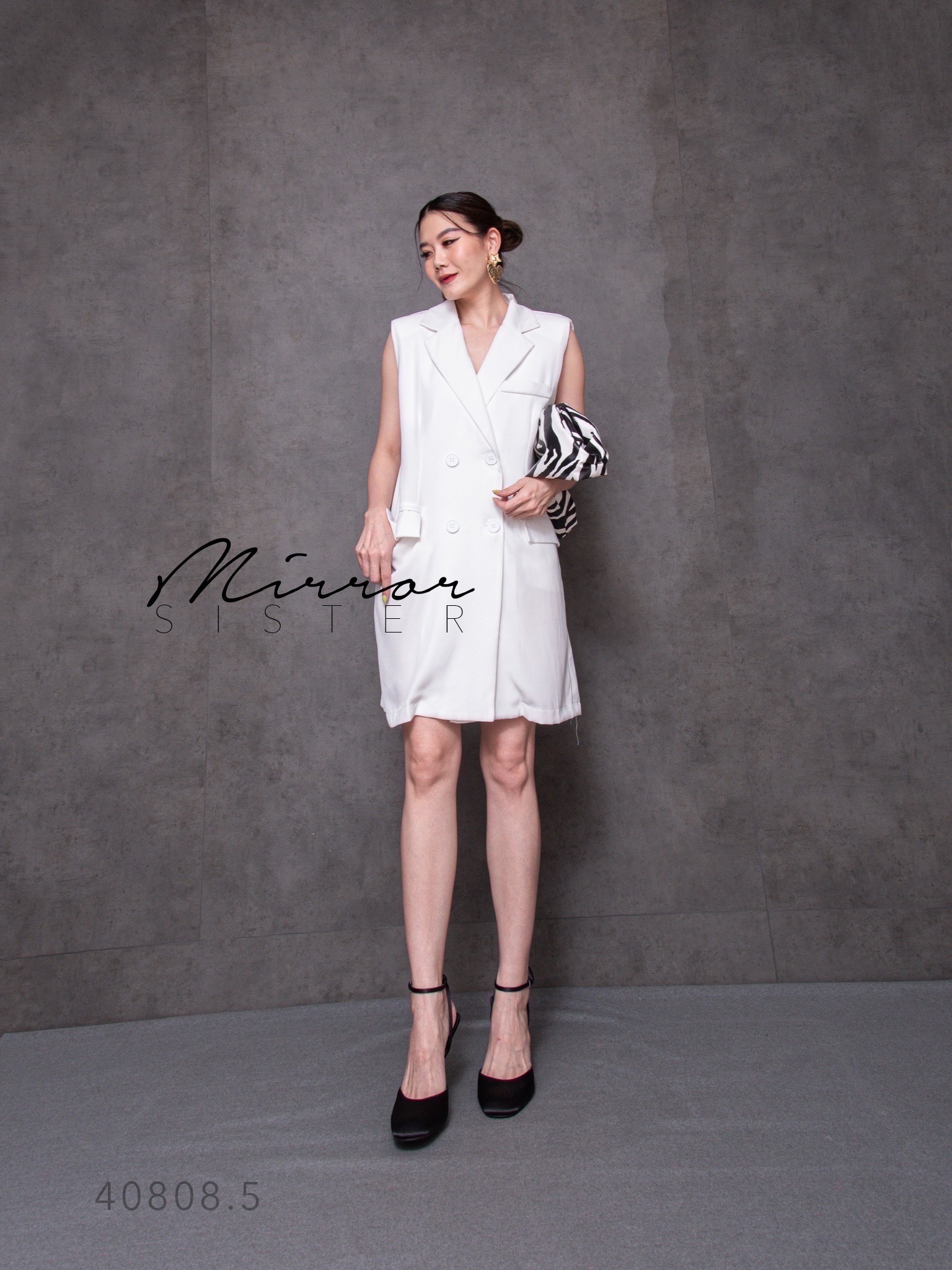 MiRRoRSiSTER's BiKK BigBow Back-off BLaZER DReSS•• เดรสแขนกุดคอปกสูทเทเลอร์ตัวเก๋ แต่งกระดุม4เม็ด มีกระเป๋าพ็อคเก็ตฝาปิดใช้งานได้จริง2ข้างด้านหน้า โดดเด่นที่ด้านหลังแต่งเว้าทรง3เหลี่ยม มีโบว์ใหญ่สวยปัง เนื้อผ้าดีใส่สบาย ชิคทุกสี