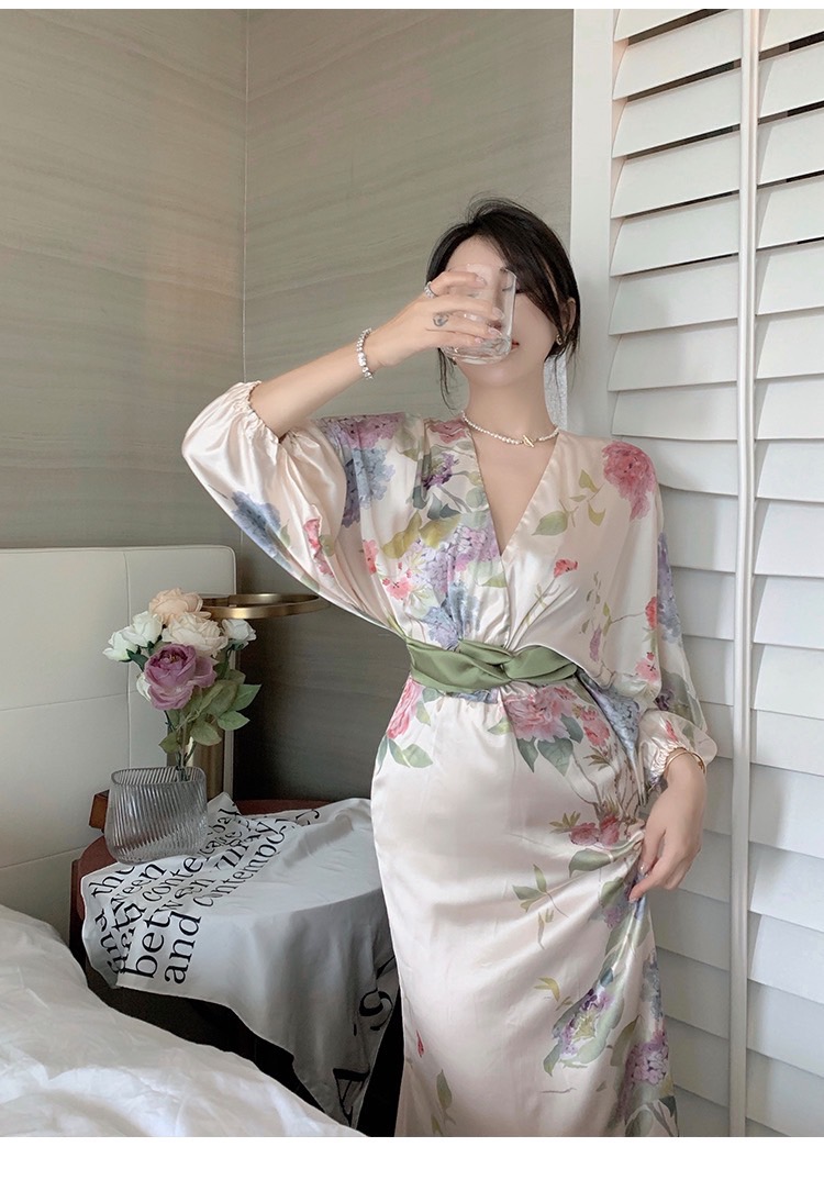 เดรสยาว ผ้าซาตินสีครีมปริ๊นลายดอก คอวีเว้าลึก แขนทรงค้างคาวปลายจั้ม ซิปซ่อนหลัง ชุดดีไซส์ทรงกิโมโนสาวญี่ปุ่น สวยหวานน่ารักมากๆคะ งานนำเข้า Premium Qualityคั๊ตติ๊งเนี๊ยบคุณภาพดีใส่สวยกระชับ