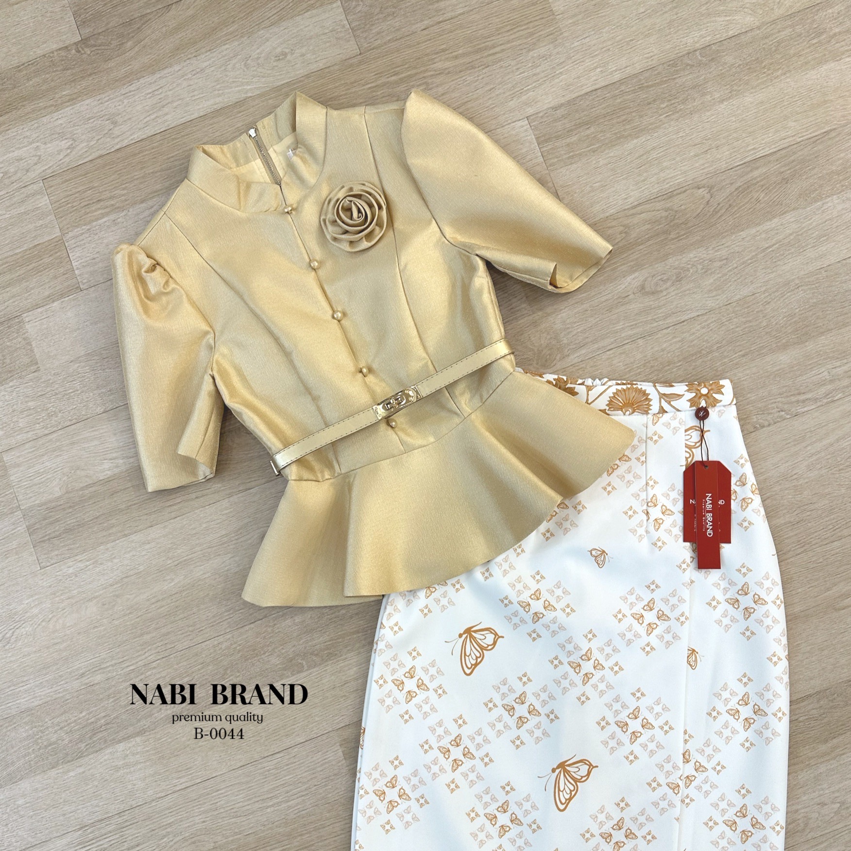 ชุดเซ็ตเสื้อแขนสั้น คอจีน ดีไซน์แต่งกระดุมด้านหน้า งานซิปหลัง ผ้าเงาสวยหรูอยู่ทรง มีฟองน้ำ ซับใน มาคู่กับกระโปรงพิมพ์ลายผีเสื้อ ผ้านุ่มงานอัดกาว ทำให้อยู่ทรง มีซับในอย่างดีงานซิปหลัง สวมใส่ง่าย ใส่แมทช์กับเสื้อและเข็ม คือสวย ดูสง่าผู้ดี สามารถใส่ออกงาน ใส