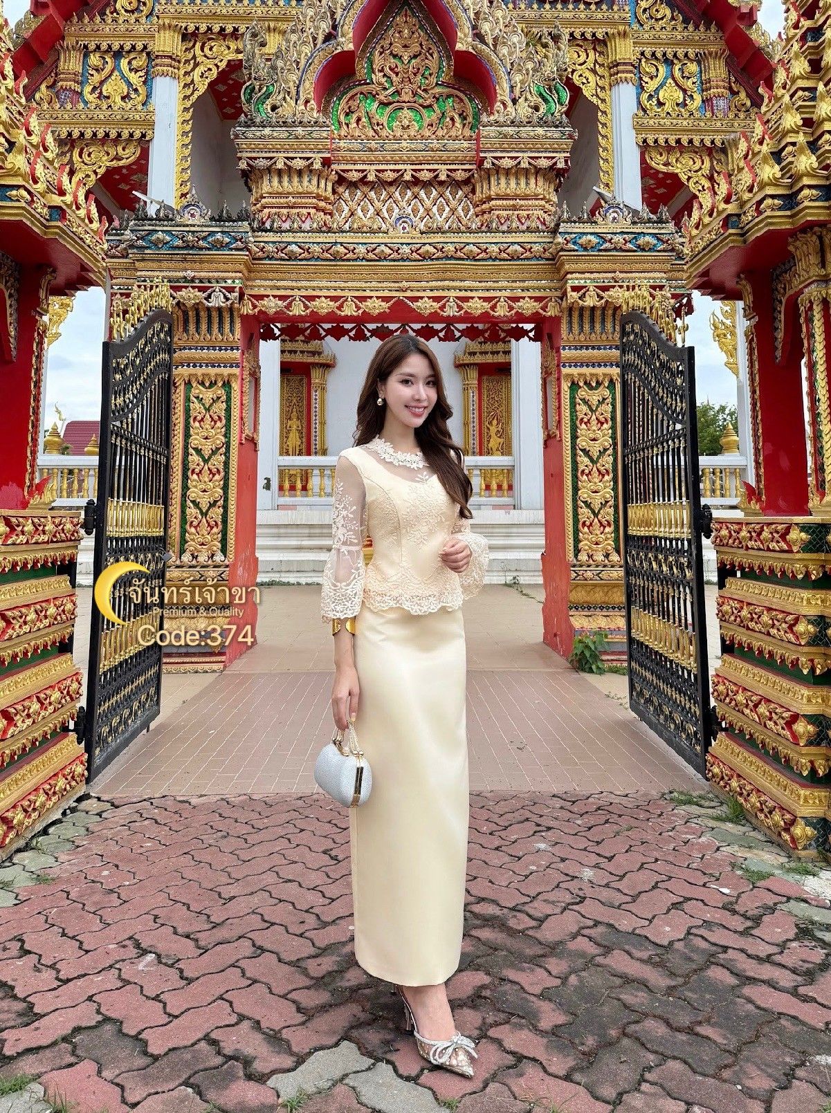 ชุดเซตลูกไม้+ผ้าถุง เรียบหรูดูแพง เนื้อผ้าดีมาก เสื้อลูกไม้สวยหรู มีเข็มกลัดติดที่หน้าอก สามารถถอดออกได้ หน้าอกมีฟองน้ำ มีซับใน มีซิบด้านหลัง มาคู่ผ้าถุงทรงสวย มีซับในอย่างดี จะใส่ไปงานบุญ งานบวช งานแต่ง ชุดนี้เหมาะสมมาก หรอใส่ออกงาน ดูดีมาก