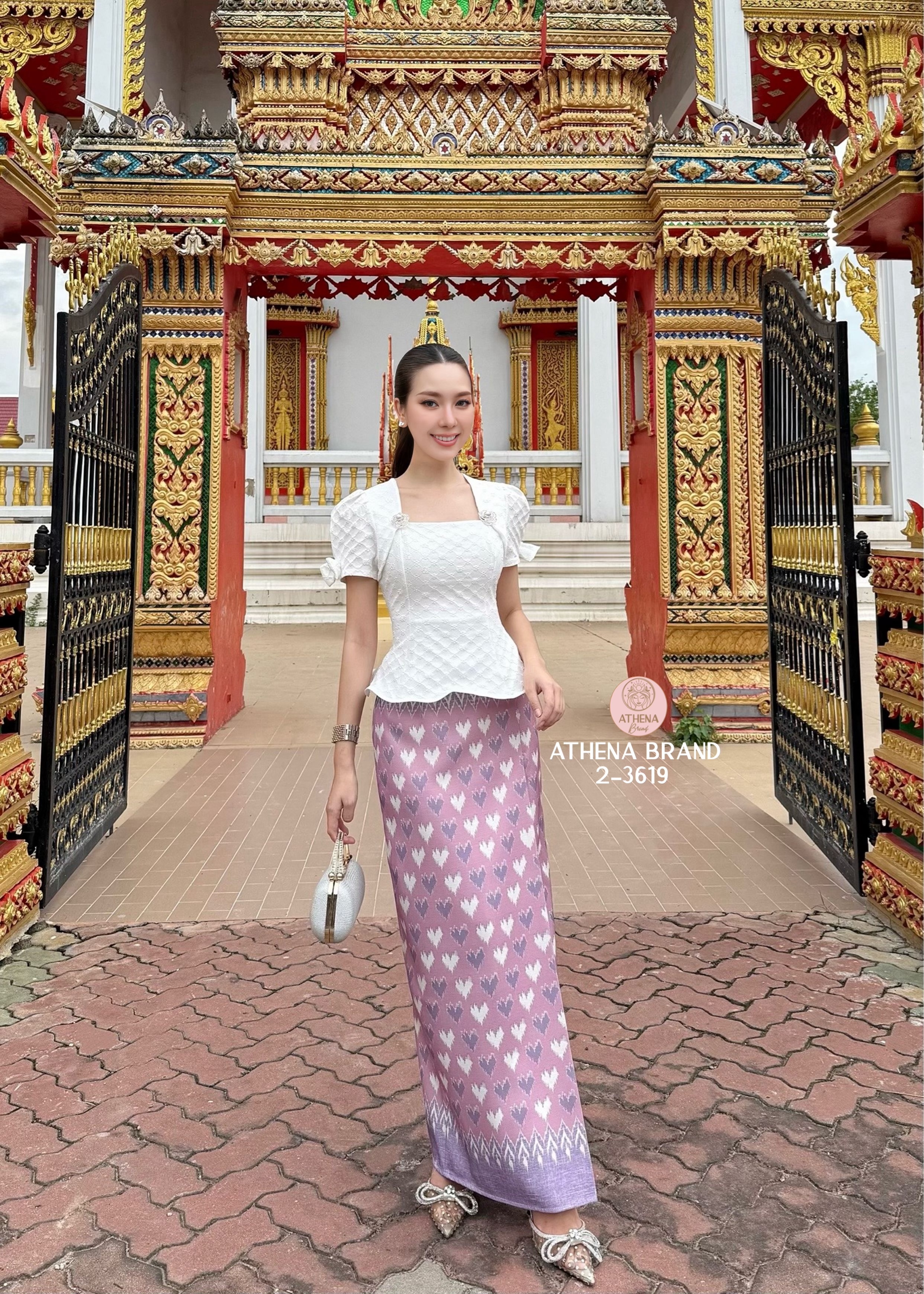 Tag 🔖 :Athena (อธีน่า) Brand Detail :: เสื้อ+กระโปรง+เข็มกลัด Set 3 ชิ้น เสื้อดีไซน์สวยเก๋ช่วงแขนแต่งโบว์เย็บติด มีซับใน สวมใส่แบบซิปด้านหลัง แมตช์มาคู่กับกระโปรงพิมพ์ลายป้ายทบคล้ายงานผ้าซิ่นป้ายสำเร็จทรงเข้ารูป เนื้อผ้าดี๊ดีมีTexture ชายกระโปรงด้