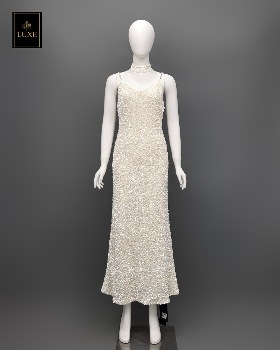 เดรสเสื้อสายเดี่ยว กระโปรงยาวทางเอ ☑️ชุดทำจากผ้ายืดปักเลื่อม ยืดหยุ่น สายทำจากโซ่ประดับมุก ☑️มีซิปซ่อนและซับในอย่างดี