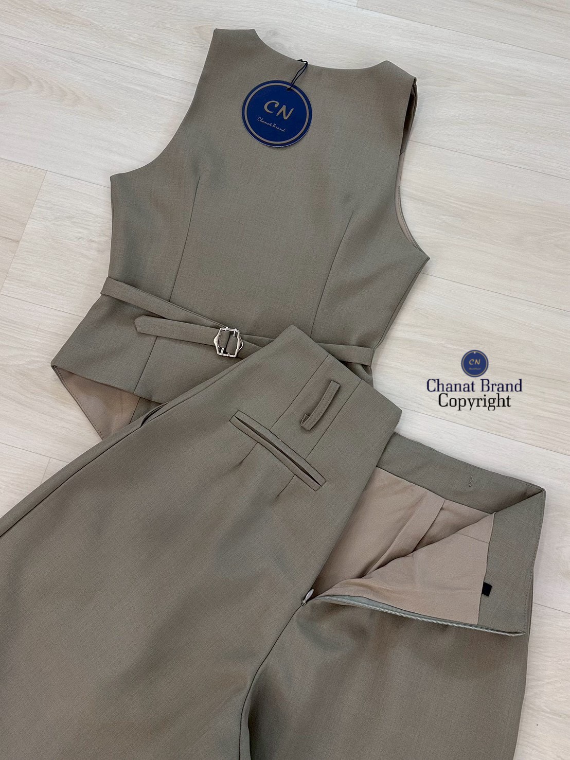 Set 2 ชิ้นตัวเสื้อกั๊กทรงเข้ารูปมีกระดุมหน้าใช้งานได้จริง ด้านหลังเย็บต่อเข็มขัดปรับเข้ารูปให้ทรงสวย มาพร้อมกับกางเกงขายาวทรงกระบอกใหญ่ดีเทลจับจับด้านหน้าให้ดูมีมิติ มีกระเป๋า2ข้าง
