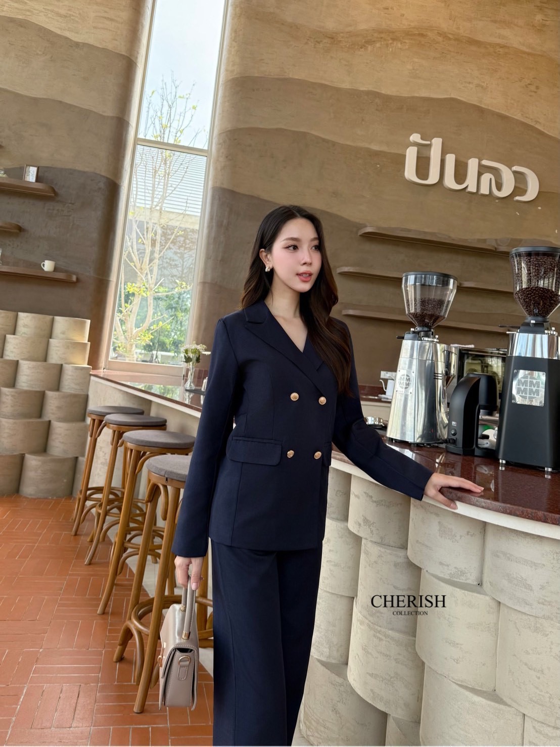 Setsuit เสื้อ+กางเกง ลุค CEO เรียบหรู ดูทันสมัย ทรงสวย ใช้ผ้าดี ใส่สบาย ตัวเสื้อสูทแต่งกระดุมทองมีกระเป๋า พร้อมซับในทั้งตัว มาพร้อมกับกางเกงขากระบอก มีกระเป๋า 2 ข้าง เซตนี้จะใส่ทำงาน หรือออกงานดูดีสุดๆค่ะ
