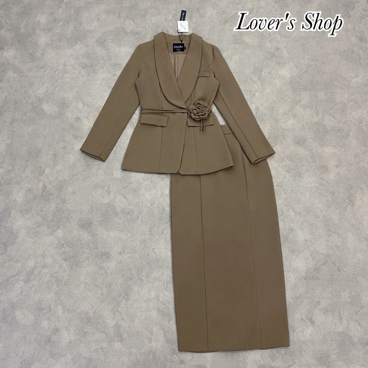 Teg : Lover’s Shop Detail : Set 3ชิ้น เสื้อสูท+กระโปรง ได้สายคาดเอวดอกไม้ด้วยนะคะ ลุคCEOสาว ดีเทลเสื้อสูทกระดุมหน้า ช่วงอกมีกระดุมซ่อน กระเป๋าเสื้อใช้งานได้ แม็ทกับกระโปรง ทรงเอวสูง ซิบหลัง เย็บมีซับในถุงชายกระโปรง ด้านหลังผ่าเล็กน้อยเพื่อให้กาวเท้าเดินสะ