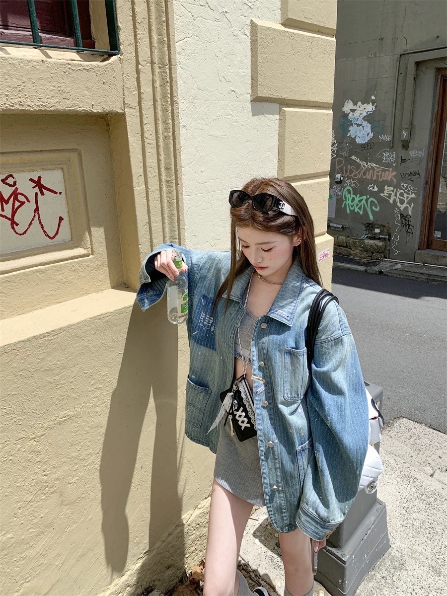 Set เสื้อยีนเบลเซอร์ยีนแขนยาว กระเป๋าหน้า3 เป๋าจุกๆ มีฟอกสีเข้มเป็นกระเป๋าหลอกดูเก๋มาก แมตกางเกงขาสั้นเข้าเซ็ตให้ด้วยย ใช้ผ้ายีนลายทางฟอกเข้มอ่อน และทำสีสะบัดๆ เท่มากก ใส่แล้วลุคนี้ดูเป็นสายแฟมากค้า ที่สำคัญจับแมตได้หลายลุค ตัวแม่ห้ามพลาดเลยย #251356