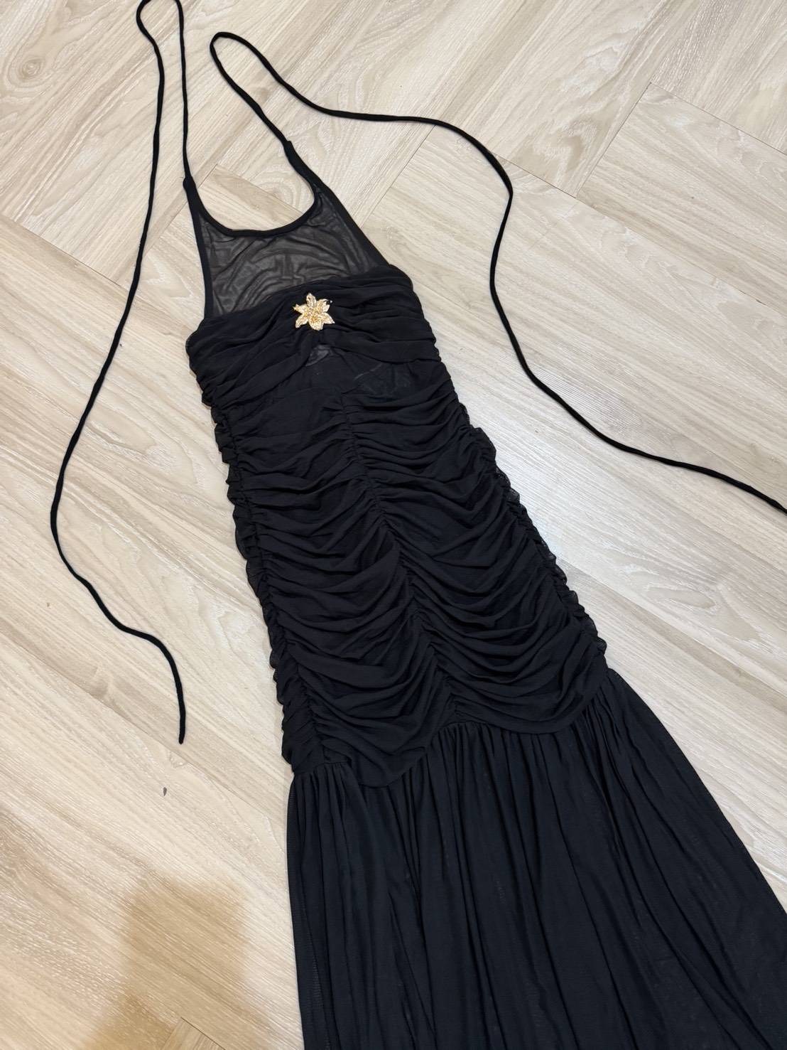 Made by Vietnam Tag copy chouchou เดรสยาวเข้ารูป คล้องคอ จับจีบด้านข้างทิ้งสะโพก กรุยกรายย งานเรียบหรู มีคลาสของจริง ใส่แล้วเน้นหุ่น ผ้าดีมากใช้ผ้าเยอะ คัตติ้ง1:1 มาพร้อมอะไหล่ถอดได้