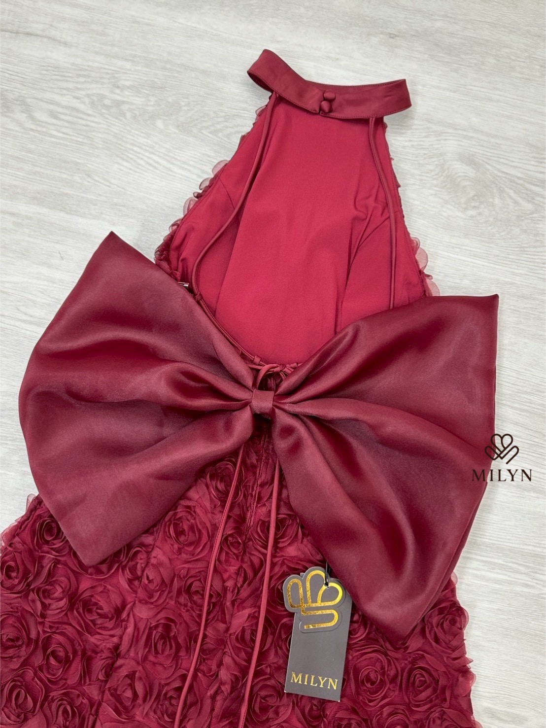 มินิเดรสแต่งดอกกุหลาบทั้งตัว ดีเทลเนื้อผ้าแบบ 3D ทำให้ชุดดูโดดเด่นมากขึ้น คอฮัลเตอร์ช่วยเสริมลุคให้ดูเพรียวและหรูขึ้นไปอีกขั้น ด้านหลังเปิดหลังสวย พร้อมโบว์ใหญ่สุดละมุนเป็นไฮไลต์ของชุด