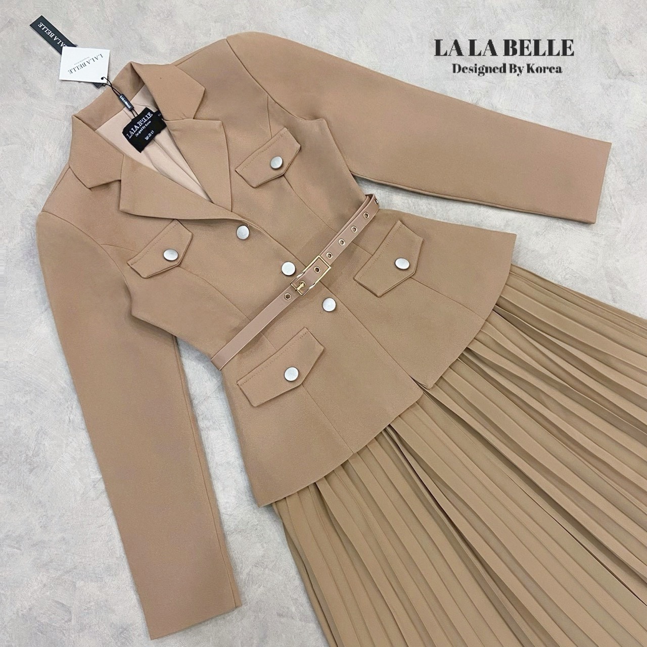 เซต3ชิ้น เสื้อสูทคอวีกระดุมหน้าบ่าเสริมฟองน้ำเอวเข้ารูปเข้าทรงมีซับในอัดกาว+ เข็มขัดหนังเข้า +ชุดชายเสื้อระบายช่วงปลาย+กระโปรงอัดพีท