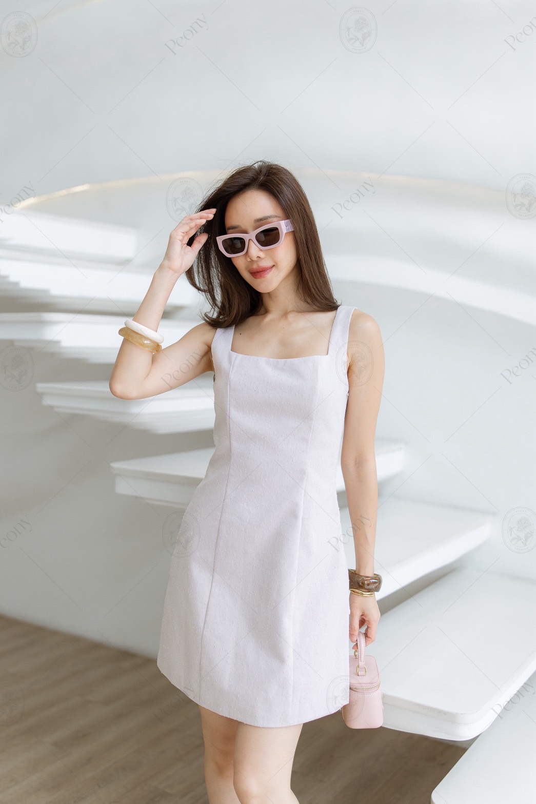 เดรสผ้าพื้นเนื้อกึ่งเดนิม เนื้อผ้าสะกิดลุ่ยมีลายในตัว แขนกุดคอเหลี่ยม ดีเทลสายเข็มขัดหลัง มีซิปด้านข้างและซับในตัว คอมพลีทลุค น่ารัก ได้ทุกโอกาส #งานป้ายpeony #ชุดสวย #เดรสสั้น #เดรสสวย #เดรสทำงาน #แขนกุด #ชุดเรียบหรู #ผ้าพื้น #ชุดทำงาน #ชุดสายฝอ #peonyol