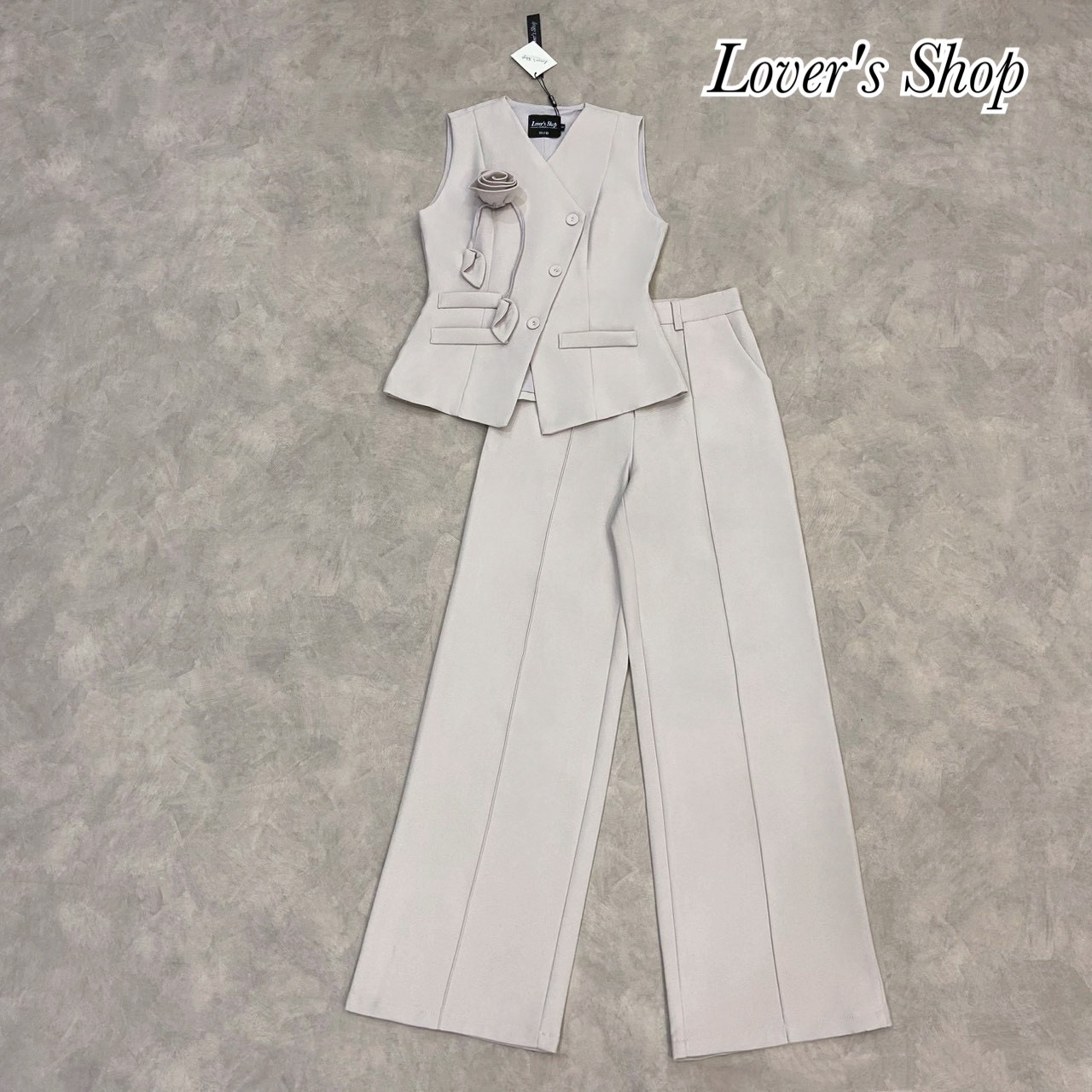 Teg : Lover’s Shop Detail : Set.3ชิ้น เสื้อ+กางเกง+เข็มกลัดดอกไม้(ถอดได้ค่ะ) ดีเทลเสื้อทรงแขนกุดปิดหัวไหล่ เข้ารูป กระดุมหน้า งานมีซับในอย่างดีค่ะ กระเป๋าตัวเสื้อเป็นงานตกแต่งใช้งานไม่ได้นะคะ แม็ทกับกางเกงเอวสูง ทรงขากระบอกกลาง ขาตรง