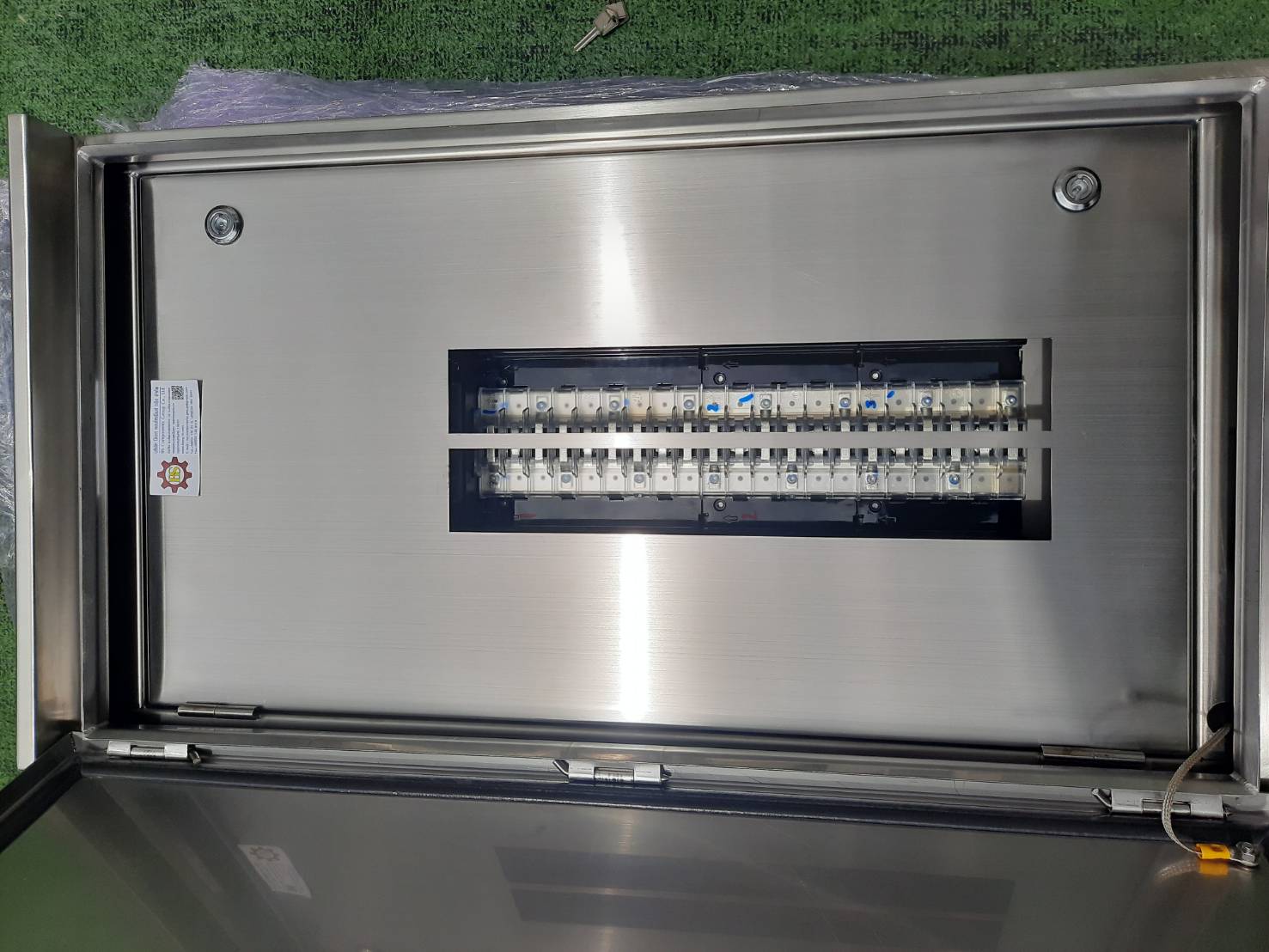 Main LUG 250A ตู้สแตนเลส 304 มีหลังคาสโลป W450xH800xD152mm. (42ช่อง)