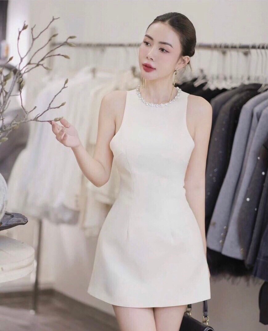 เดรสแขนทรงพอดีตัวคอแต่งเพชร มาพร้อมกับเสื้อคลุมไหล่ แต่งอะไหล่เข็มกลัดโบว์เพชร ใส่สวยน่ารักมากๆ ใส่ได้หลายโอกาส ใส่เที่ยว จัดด่วนนนๆ ชุดสวยหมดเร็วนะคร๊า สั่งก่อนสวยก่อน