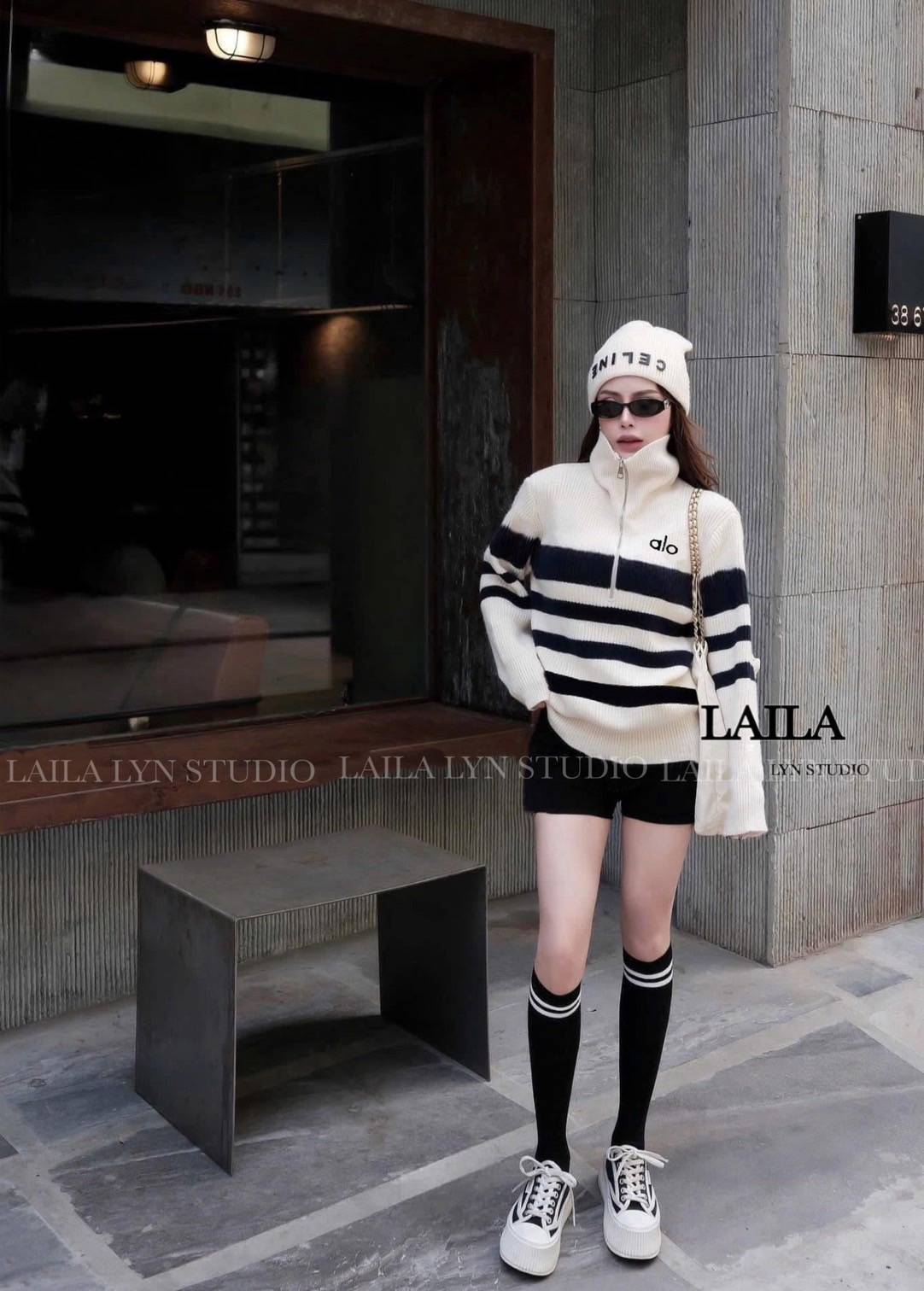Tag : LAILA Detail: SET เสื้อ+กางเกง เสื้อแขนยาวทรงคอปีนงานผ้าสเวตเตอร์นุ่มนุ่มฟูฟู แต่งลายทางสลับขาวดำ งานมีซิปด้านหน้าช่วงบน ดีไซน์โลโก้aloปักที่หน้าอก มาพร้อมกางเกงขาสั้นทรงผู้ดี งานผ้าสวยทรงเป๊ะเข้ารูป ให้ลุคสปอร์ตสไตล์สาวเท่สุดๆ **งานแฟชั่นนำเข้าby l