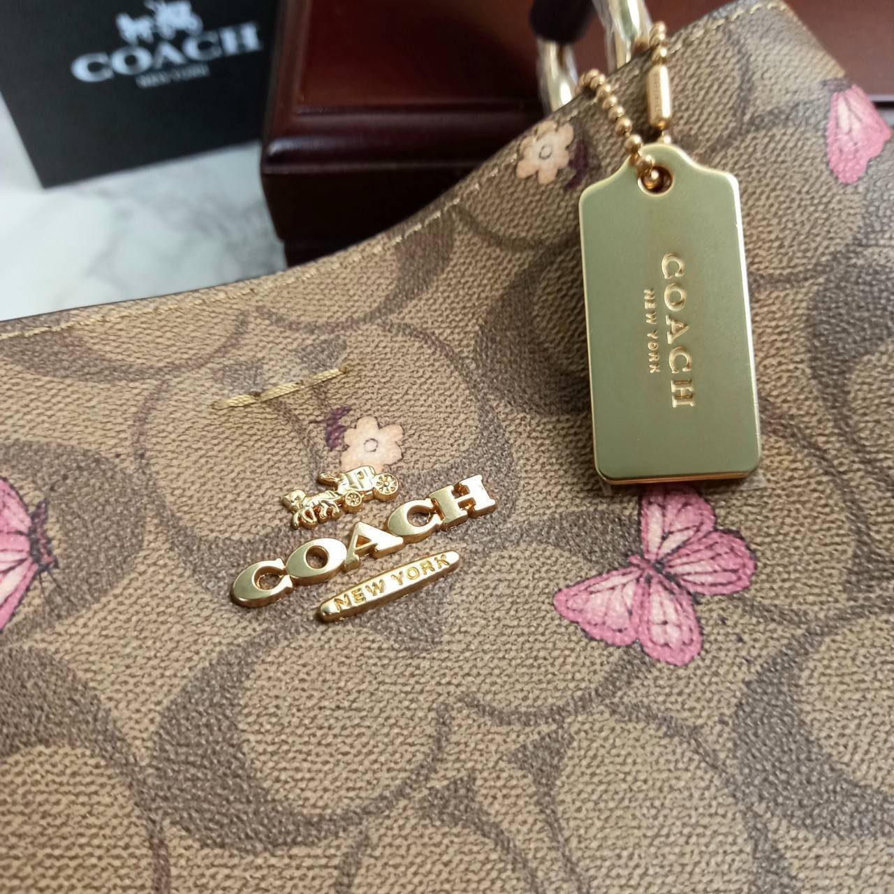 กระเป๋าสะพายไฮโซเรียบหรูดูแพงแบรนด์เนมโค้ชสีน้ำตาลลายC ลายผีเสื้อ COACH SMALL TOWN BUCKET BAG IN SIGNATURE CANVAS WITH BUTTERFLY PRINT(COACH 2311)