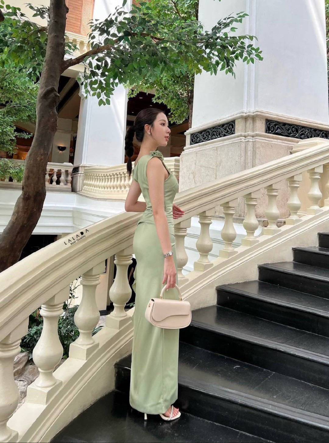เดรสไปงานสวยหรู ใส่แบบไหล่ตก แอบมีความเซ็กซี่ช่วงเอว แต่งดอกไม้ช่วงเอวและไหล่ มีซิปหลัง อกเสริมฟองน้ำ สีสวยขับผิวออร่าพุ่ง