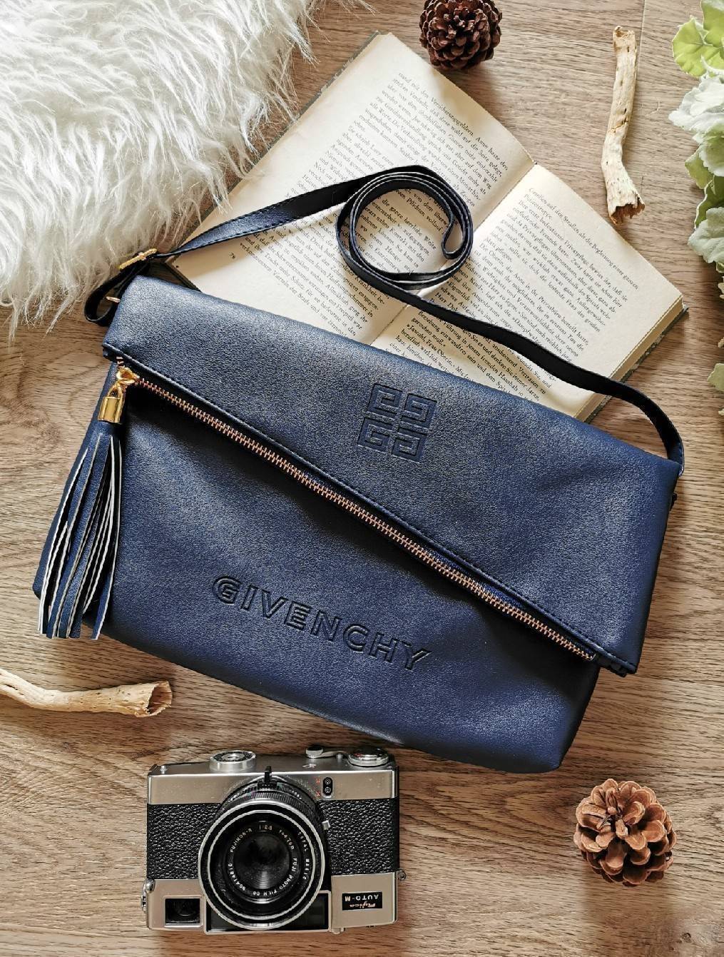 กระเป๋าสะพายและคล้องมือเก๋ๆ เท่ห์ๆ แบรด์เนมจีวองชี่ สีน้ำเงินกรม Givenchy Parfums Black Leather Clutch (Premium From Counter Brand)