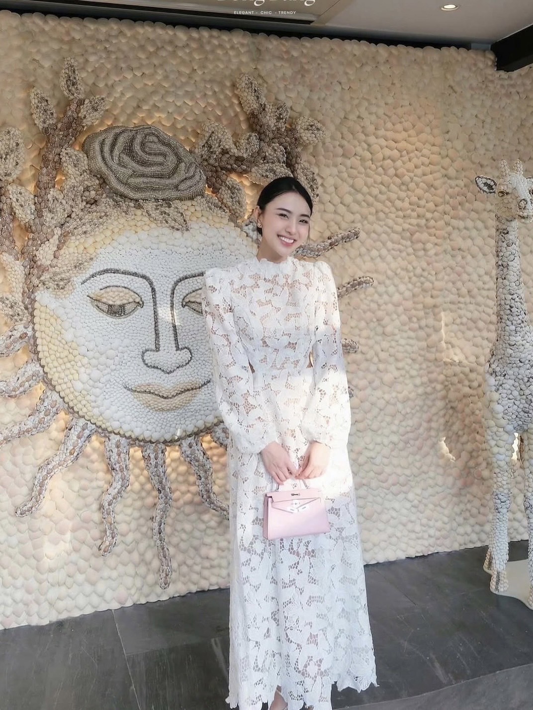 แม็กซี่เดรสลูกไม้ลายผีเสื้อรุ่นนี้สวยมากคอตั้งแขนยาวซีทูปลายแขนจั้มเอวเข้าทรงเว้าข้างๆกระโปรงยาวมีซับในถึงปลายชุดเลยแต่งผึเสื้อสามมิติรอบคอเอวและปลายชุดอย่างดีงานคุณภาพเกรดพรีเมี่ยม1:1 คัทติ้ง และ แพทเทริน์เป๊ะ ค่ะ น่ารักฝุดๆไปเลยค้ารุ่นนี้มิกซ์กับรองเท้า