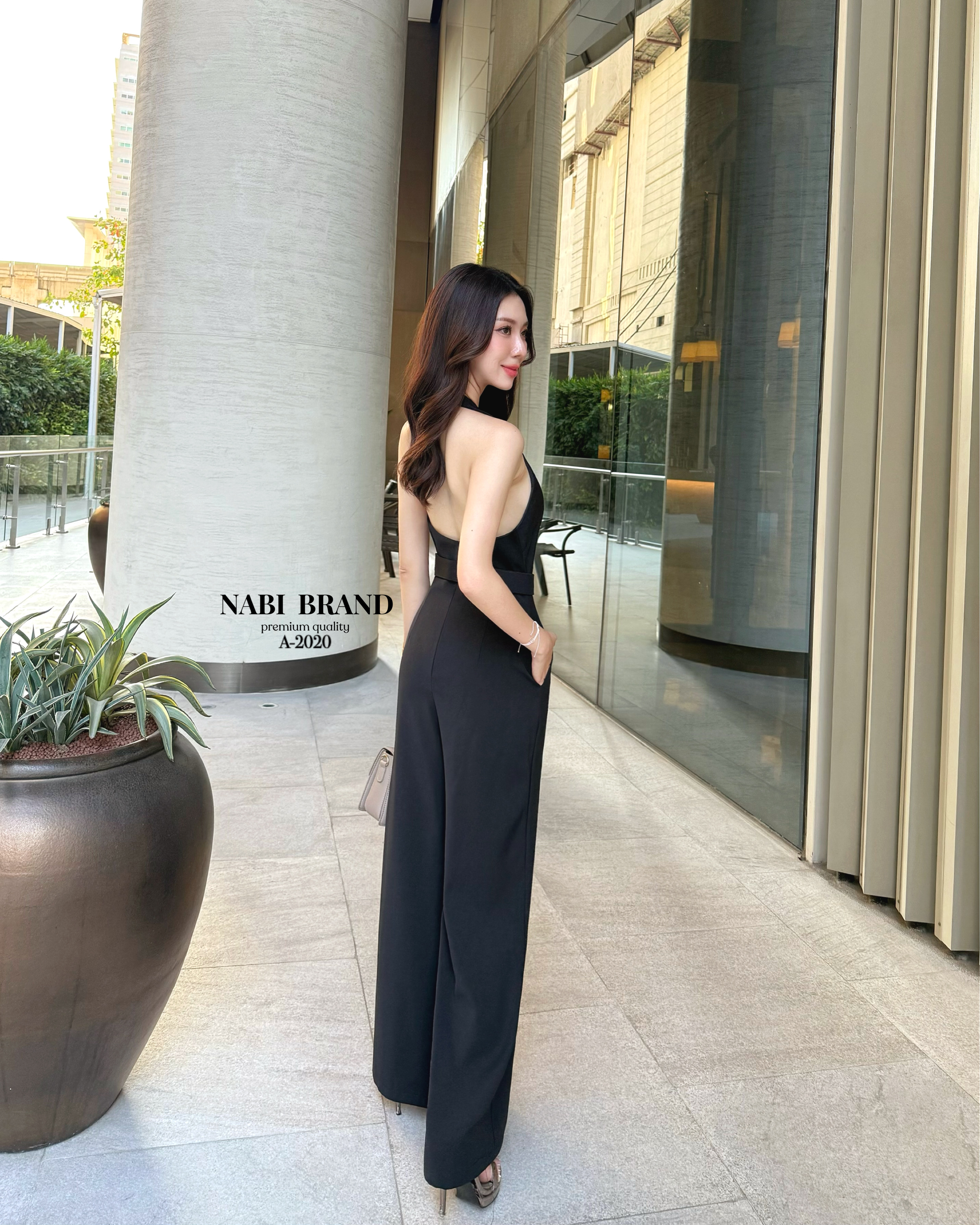 จั้มสูทขายาวทรงขาม้า สีดำทรงคล้องคอ ด้านหน้าเป็นทรงคอวี โชว์หลังแอบsexyหรูไฮมากค่ะ เพิ่มกระเป๋า2ข้าง ใช้งานได้จริง มาพร้อมกับเข็มขัดรัดเอว บอกเลยว่ารุ่นนี้คือ ใส่สวย ดูสูงผอมเพรียว ที่สำคัญเนื้อผ้าดี มีฟองน้ำ มีซับในอย่างดีค่ะ ความยาวกำลังดีไม่รั้งเป้าแน่