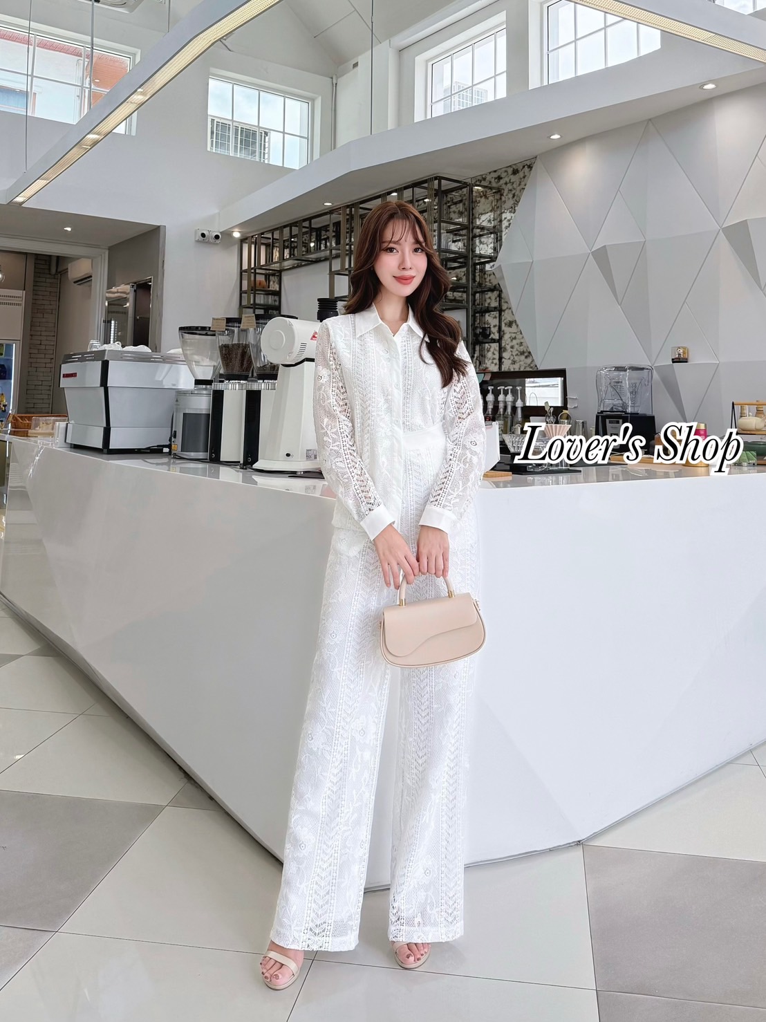 eg : Lover’s Shop Detail : Set 2ชิ้น Everyday Look ใส่ง่าย ใส่ยังไงก็สวย เสื้อเชิ๊ต+กางเกงขายาว ตัวเสื้อเชิ๊ตลูกไม้ทรงกระดุมหน้า มีซับในอย่างดร ช่วงแขนไม่มีซับ มาพร้อมกางเกงขายาว เอวสูงทรงสวยกางเกงซิบหลัง มีกระเป๋าข้าง2ฝั่ง