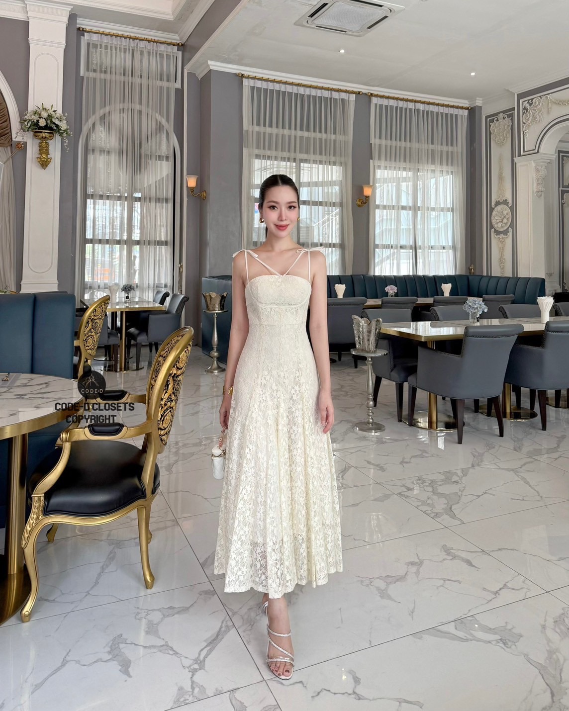 เดรสสายเดี่ยว ลูกไม้สีครีม ดีเทลแต่งสายคู่ เหย็บโบว์ติดช่วงสาย อกเสริมฟองน้ำอย่างดี ซิปหลัง ช่วงอกและเอวเข้ารูป ตัวกระโปรงบานออก มาพร้อมชับในสีเดียวกัน สวยหรู ดู luxury สุดๆ