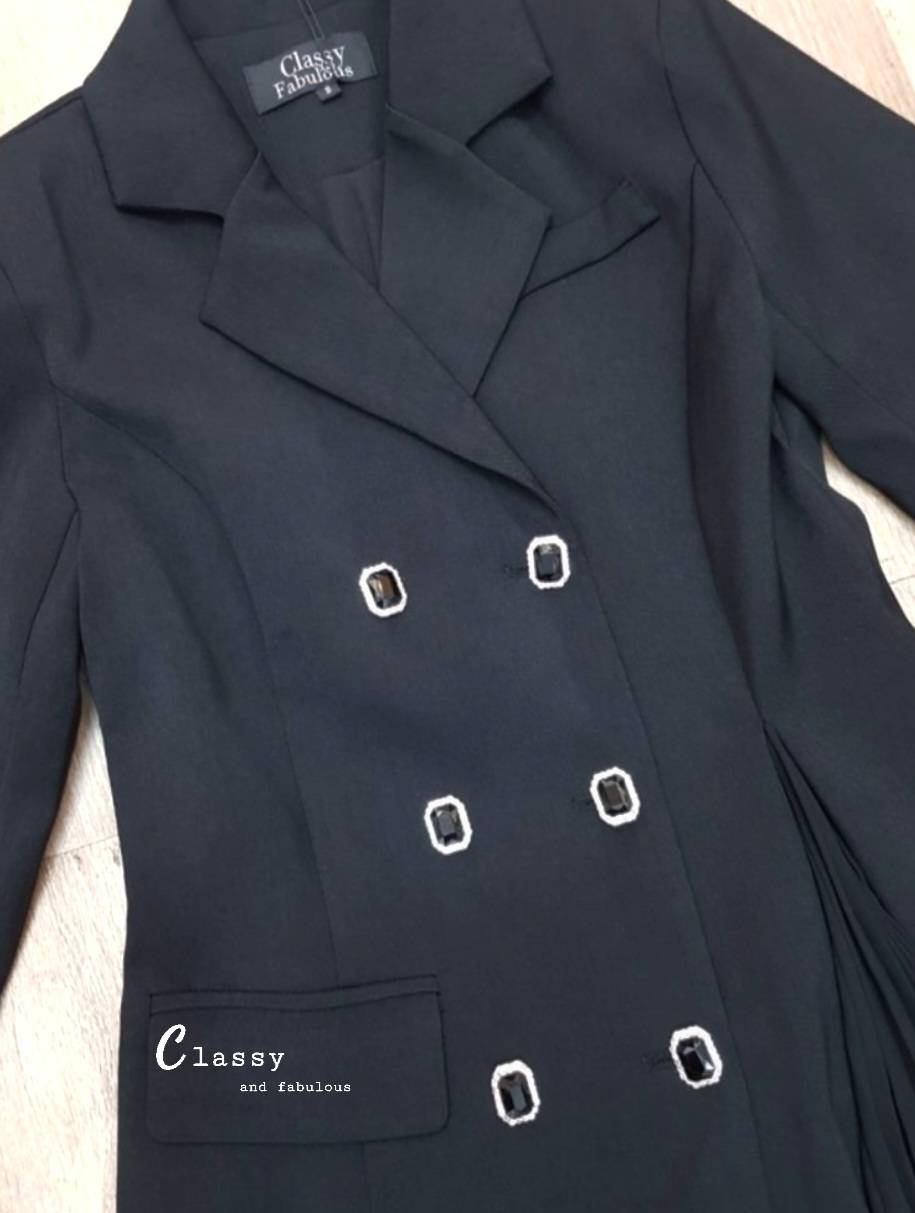 Dress สูท คอปกสูทแขนยาว บ่าเสริมฟองน้ำ ผ้าสูทอัดกาวอย่างดี กระดุมหน้าสวยๆ 6เม็ด และปลายกระโปรงด้านข้างอัดพลีท ผ้าดีมากมีน้ำหนัก มีซับในทั้งตัว งานหรูงานดูแพงเวอร์วัง สวยระดับ10 จัดเลยไม่ผิดหวัง ผ้าดี๊ดี