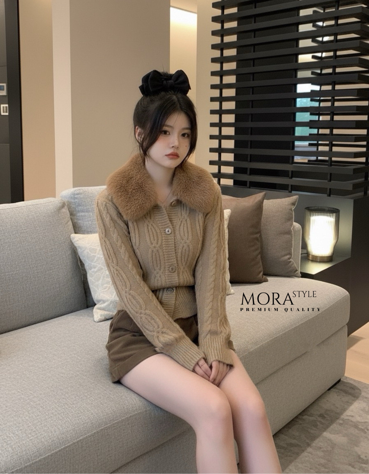 เซ็ต 2 ชิ้น เสื้อคาดิแกนไหมพรมแขนยาวทอลายถัก แต่งเฟอร์ขนที่คอน่ารักมากกกกก ขนเฟอร์ถอดได้ มาพร้อมกับ กางเกงลูกฟูกขาสั้นมีเข็มขัดให้หนึ่งเส้นใส่แมทช์เซ็ตน่ารักมากค่ะ