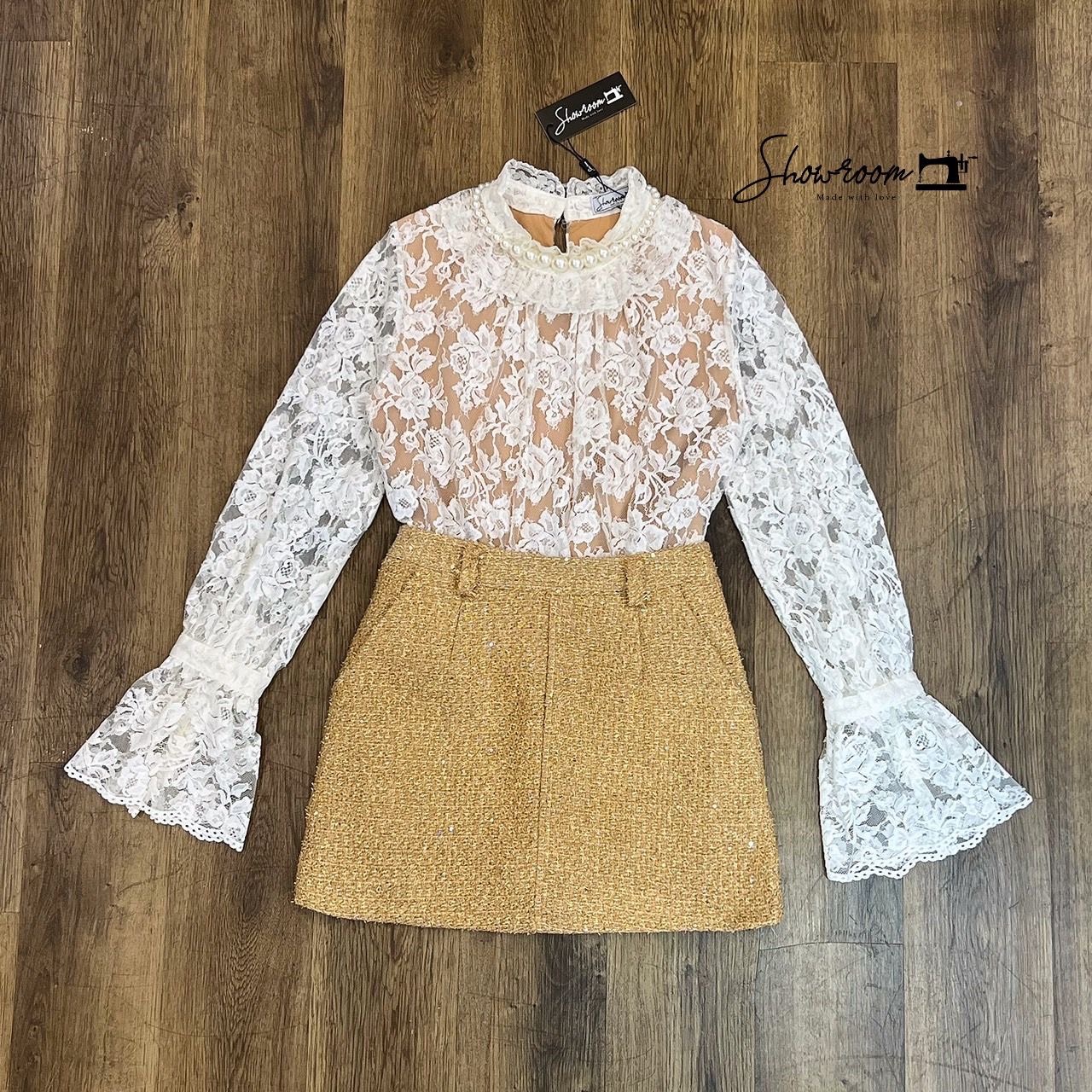 เซ็ตเสื้อลูกไม้ดีไซน์สวยซับสีน้ำตาล มาพร้อมสร้อยมุก1เส้น กระโปรงทรงสวยซับในเป็นกางเกง ใช้ผ้าอย่างดีในการตัดเย็บ บุซับ อัดกาวทรงเริ่ด คอมพลีทลุคครบจบในชุดเดียว #showroombrand #งานป้ายshowroom #งานป้ายคุณภาพดี #งานแฟชั่น #เสื้อผ้างานป้าย #เสื้อผ้าผู้หญิง #c