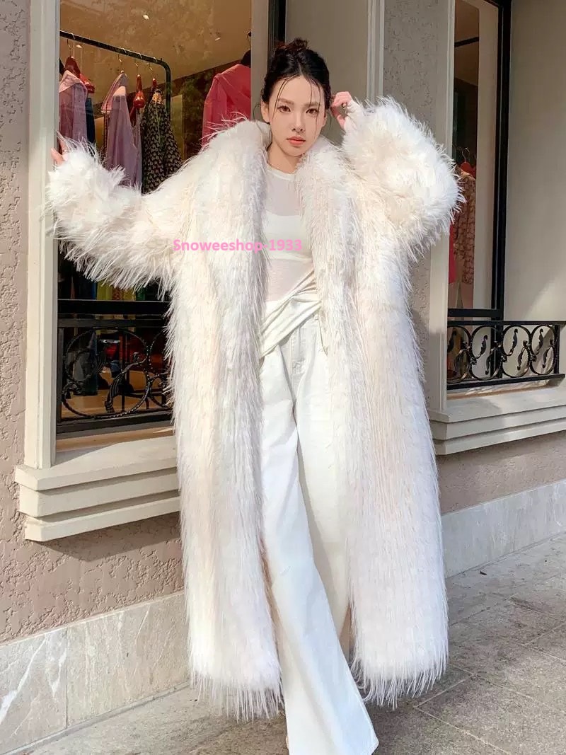 ลุคหรูดูแพง! แต่งตัวคลุมโทนขาว สวยสะกดทุกสายตา โค้ทขนเฟอร์ขนยาว – ไอเท็ม MUST-HAVE สำหรับทริปเมืองหนาว! ดีไซน์เรียบหรู คลาสสิก แต่โดดเด่น อุ่นแต่เบา ใส่สบาย ไม่เทอะทะ ทรงหลวม แมทช์ง่าย ใส่แล้วดูแพง! แต่งตัวหรูๆ คลุมโทนขาว ให้รูปออกมาสวยทุกช็อต!