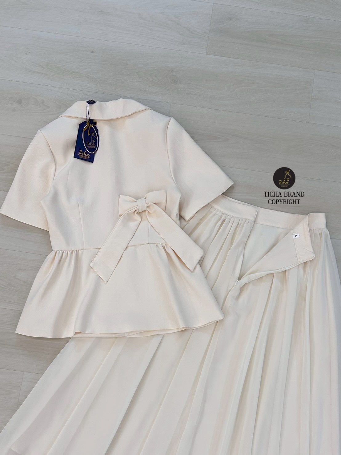 Set.3 ชิ้นเสื้อ+ กระโปรง+เข็มกลัด