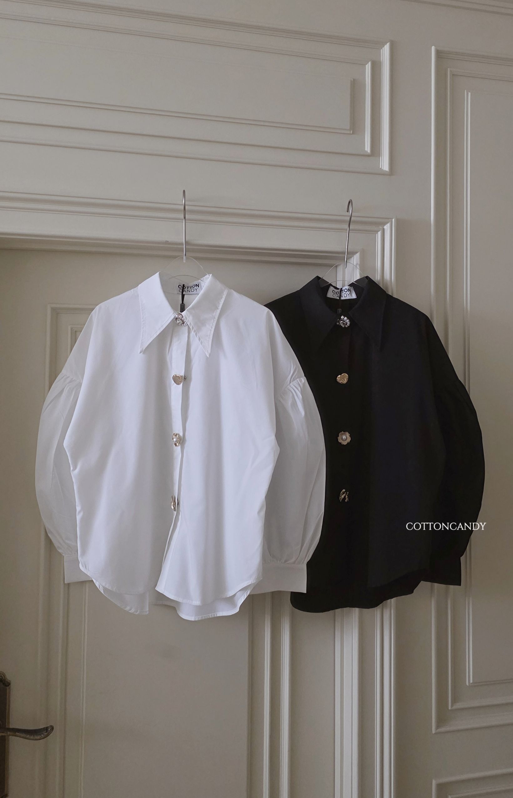 Tag#cottoncandy เสื้อเชิ๊ตทรงoversize รุ่นนี้ดีเทลแต่งกระดุมนำเข้าล่าสุดรุ่นนี้แนะนำเลยคร่าาาา ทรงสวยใส่สบายมากๆ เล่นดีเทลกระดุมสั่งพิเศษ งานดีสุดๆ แมทง่ายๆได้ลุคสุดปังเลยคร่าาาา