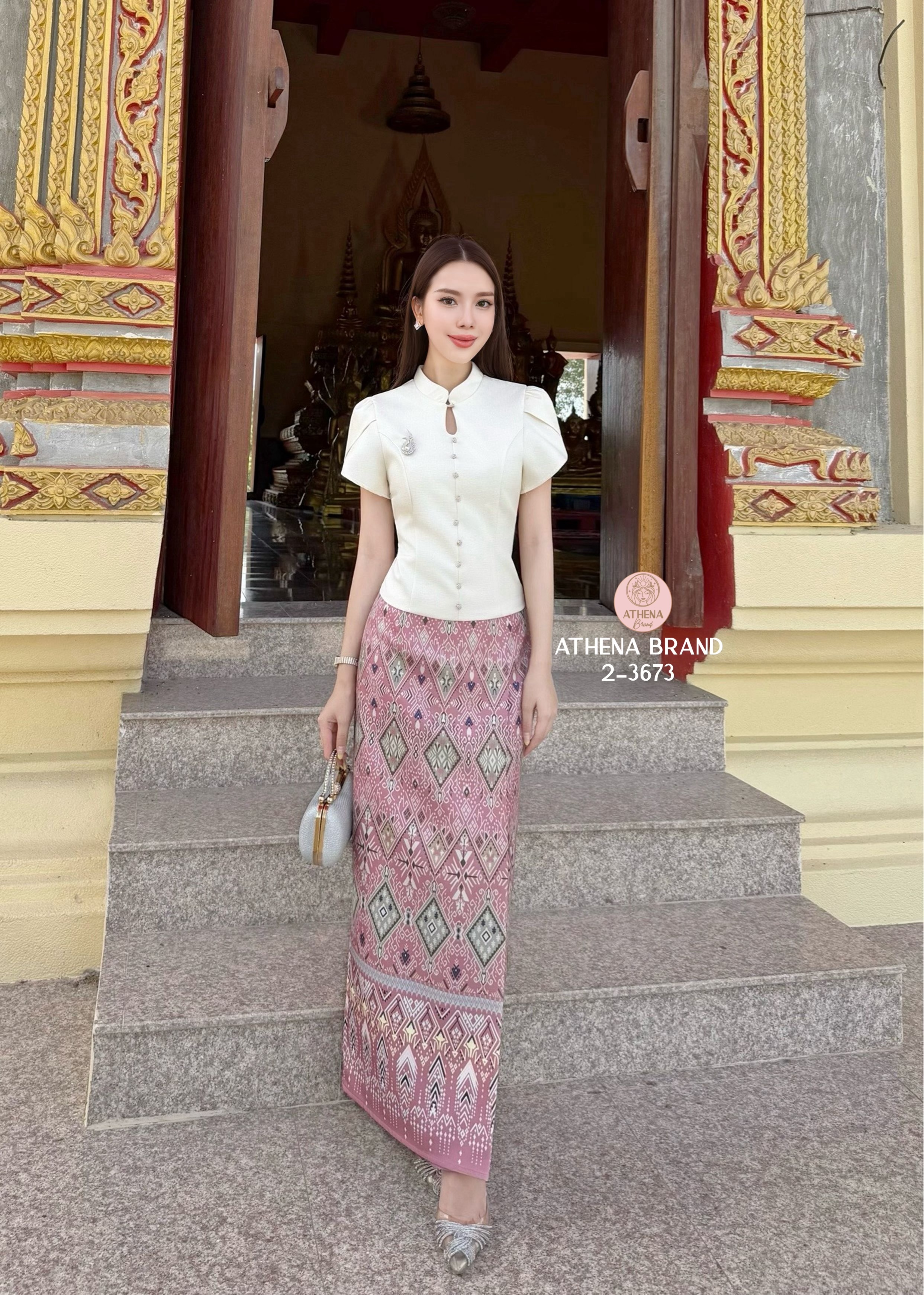 เสื้อ+กระโปรง+เข็มกลัด Set 3 ชิ้น เสื้อดีไซน์ด้านหน้าแต่งกระดุมเรียงสามารถแกะใช้งานได้จริง มีซับใน สวมใส่แบบซิปด้านหลัง แมตช์มาคู่กับกระโปรงพิมพ์ลายป้ายทบคล้ายงานผ้าซิ่นป้ายสำเร็จทรงเข้ารูป เนื้อผ้าดี๊ดีมีTexture งานมีซับใน สวมใส่แบบซิปด้านหลัง ชายกระโปรง