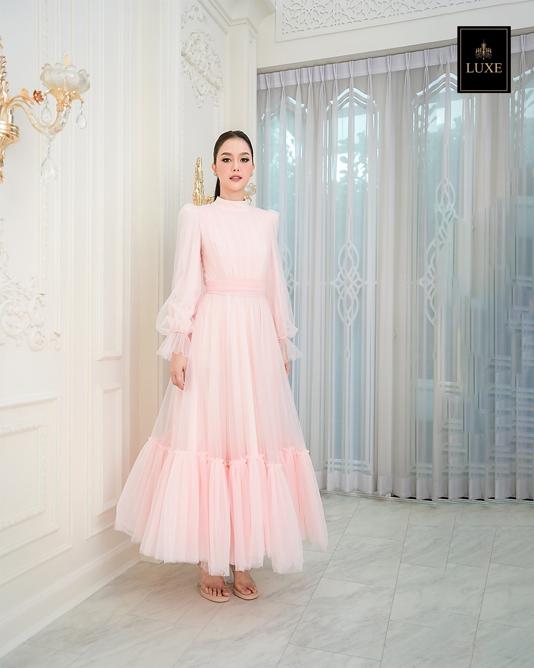Label : LUXE แม็กซี่เดรสเสื้อคอปีนแขนยาว กระโปรงบานต่อชายรูดระบายรอบตัว มีโบว์ผูกเอว คัตติ้งประณีต มีซิปซ่อนและซับในเต็มตัวรวมแขนเสื้อ ทำจากผ้าเน็ตเนื้อนุ่ม ใส่สบายไม่ระคายผิวค่ะ