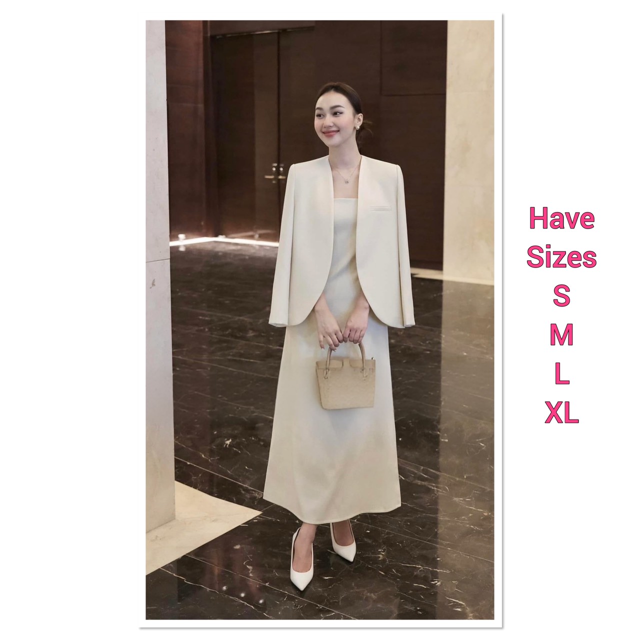 เซต2ชิ้น สีครีม เสื้อคลุมสูทแขนยาว ดีเทลแต่งกุ้นขอบกระเป๋า มาคู่กับเดรสสายเดียวยาว ( อกเสริมฟองน้ำ) ซิปหลัง ซัปในทั้งตัว ดีไซน์สวย คุ้มสุดๆ มาพร้อมกับกระโปรงยาวทรงสอบ และดีเทลผ่าหลังดีไซน์สวย (มีซิปหลัง) เย็บซับในอย่างดี ทรงสวยแพทเทิร์นเป๊ะมาก