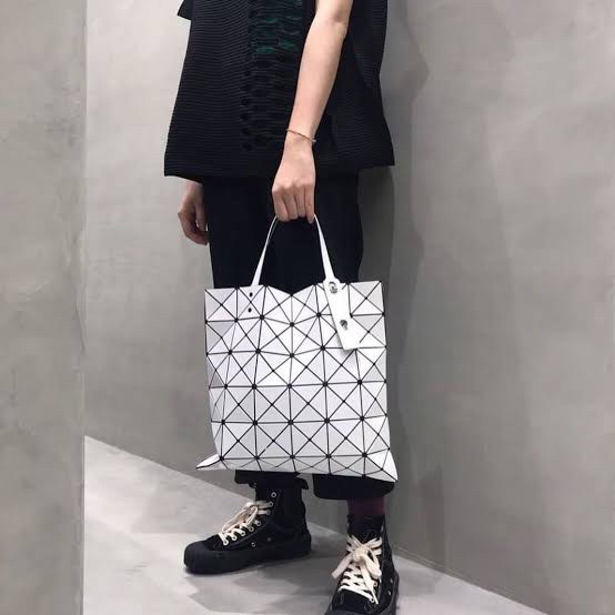 กระเป๋าทรงโท้ทใบใหญ่แบรนด์เนมเบาเบาอิสเซ่มิยาเกะสีขาว สีเงิน สีดำ BAO BAO ISSEY MIYAKE TOTE BAG (6x6)