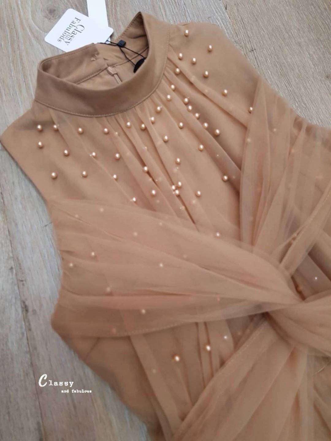เดรสคอปีนแขนกุด ด้านหน้าเสื้อมีปักมุกทั่วเสื้อด้านบน และเรา design ผ้าไขว้ตัวX ด้านหน้าสวยมาก สีสวย เนื้อผ้าอย่างดี ไม่คันแน่นอน ช่วงกระโปรงเป็นทรงพองสวยกำลังดี อกมีฟองน้ำ มีซับในยาว ซิปหลัง มีติดตู้ไว้ได้ใช้แน่นอนค่า