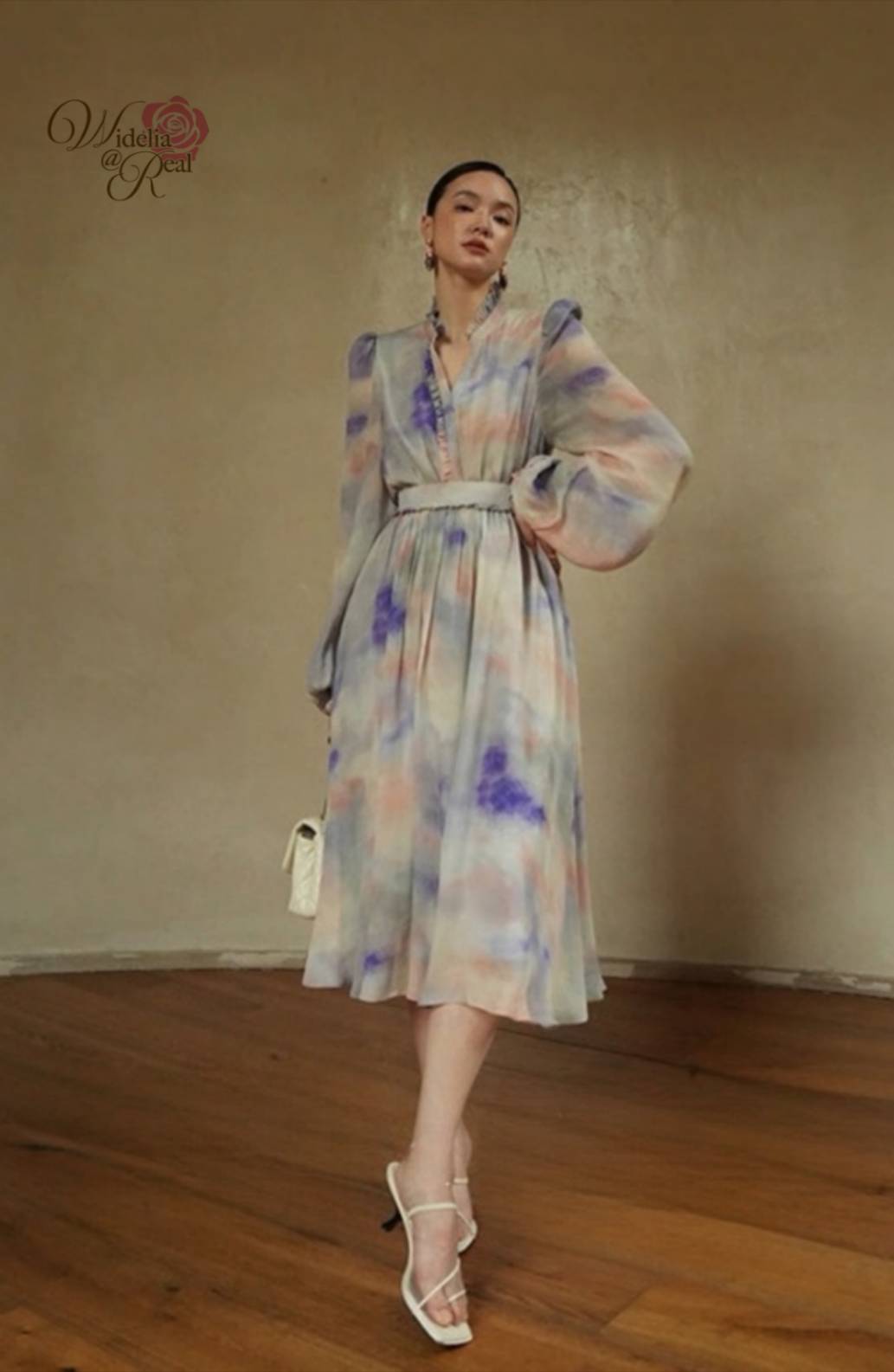 Dress เดรสตัวยาว คอวี แขนยาวพองทรงสวย มีเข็มขัดเพิ่มความกระชับ กระโปรงยาวพริ้วสวย พิมพ์ลาย ดอกไม้ เนื้อผ้าอย่างดี งานเกรดพรีเมี่ยม คัตติ้งสวย แนะนำเลย รับรองใส่ออกมาไม่ผิดหวัง บอกเลยห้ามพลาดเด็ดขาดงานดีงานสวยจริงต้อง Widelia @ Real