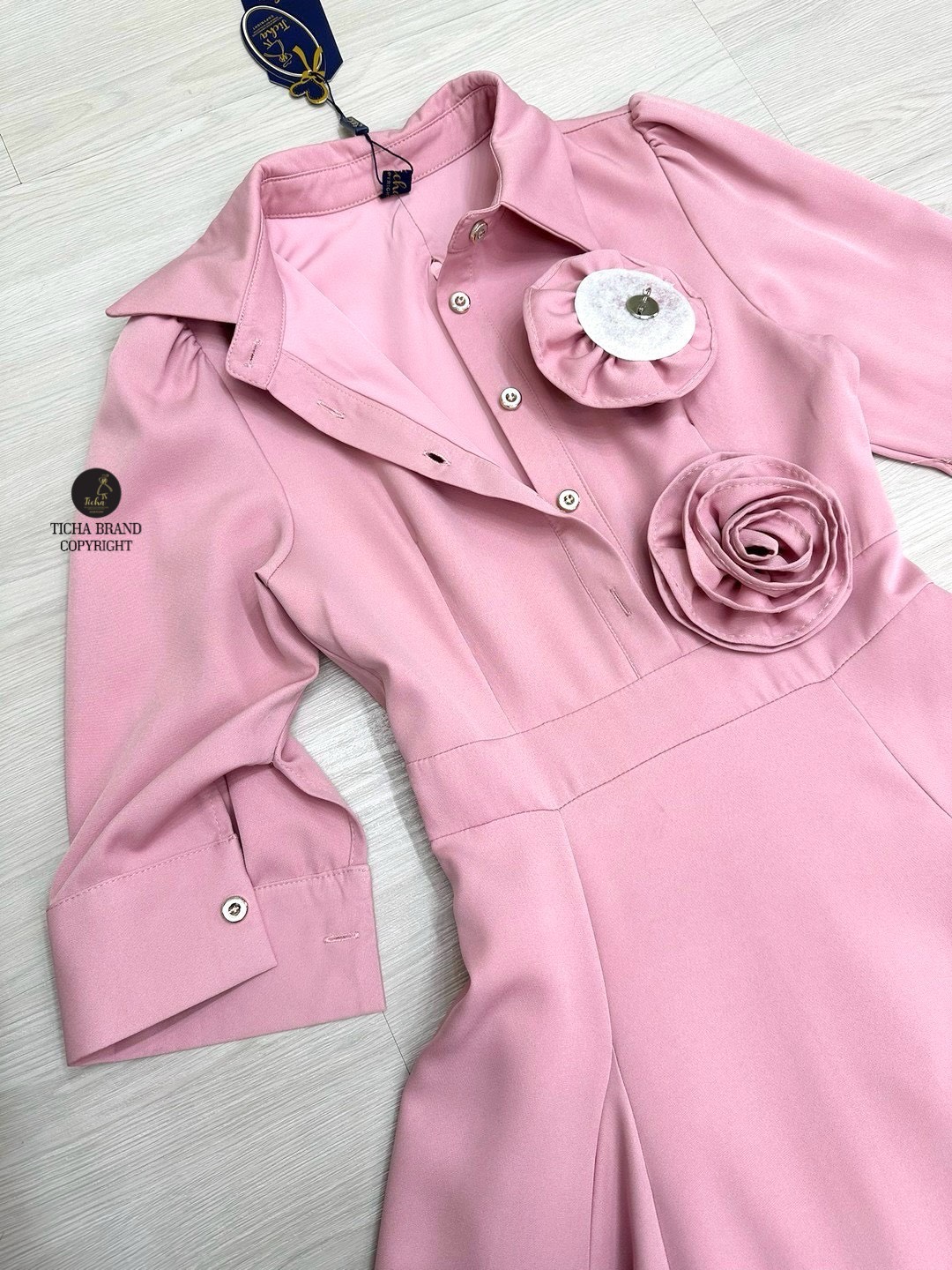 Maxiเดรสคอปกแขนยาว สีชมพู ทรงสวย มีเข็มกลัดดอกไม้3Dดอกใหญ่ที่ปลายแขน เพิ่มมิติให้กับชุด อกเย็บแต่งกระดุมใช้งานได้จริง (มีซิปหลัง) แพทเทิร์นเป๊ะมาก เย็บซับอย่างดี ผ้านิ่มดีมาก ผ้าพริ้วใส่สบาย