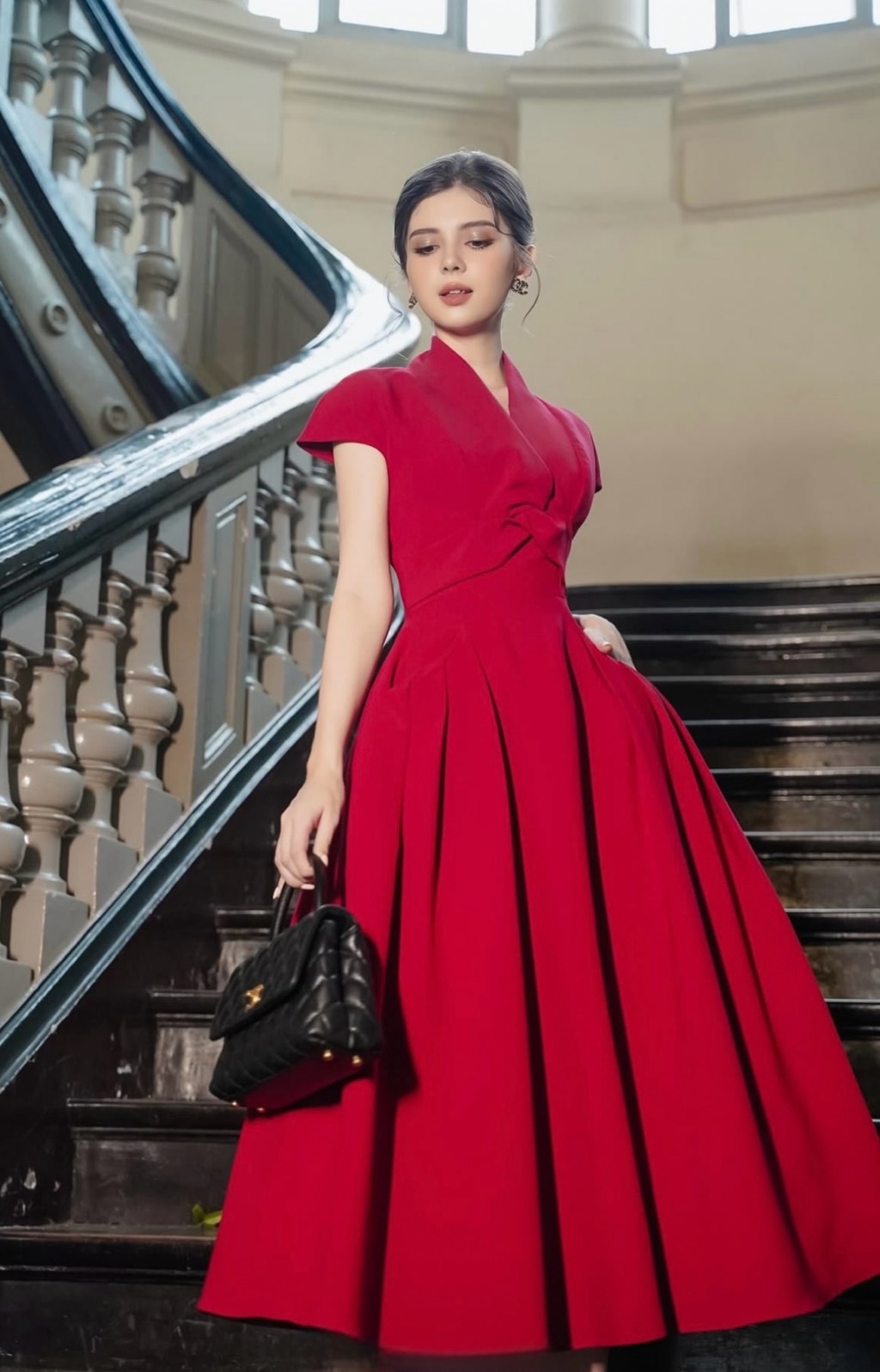 เดรสตัวยาวทรงมีแขนมัดหน้าสีแดง มาในทรงกระโปรงบานยาว ดีไซน์สวย หรู old money ดูแกรมมากๆค่า ต้องมีเลยค่า
