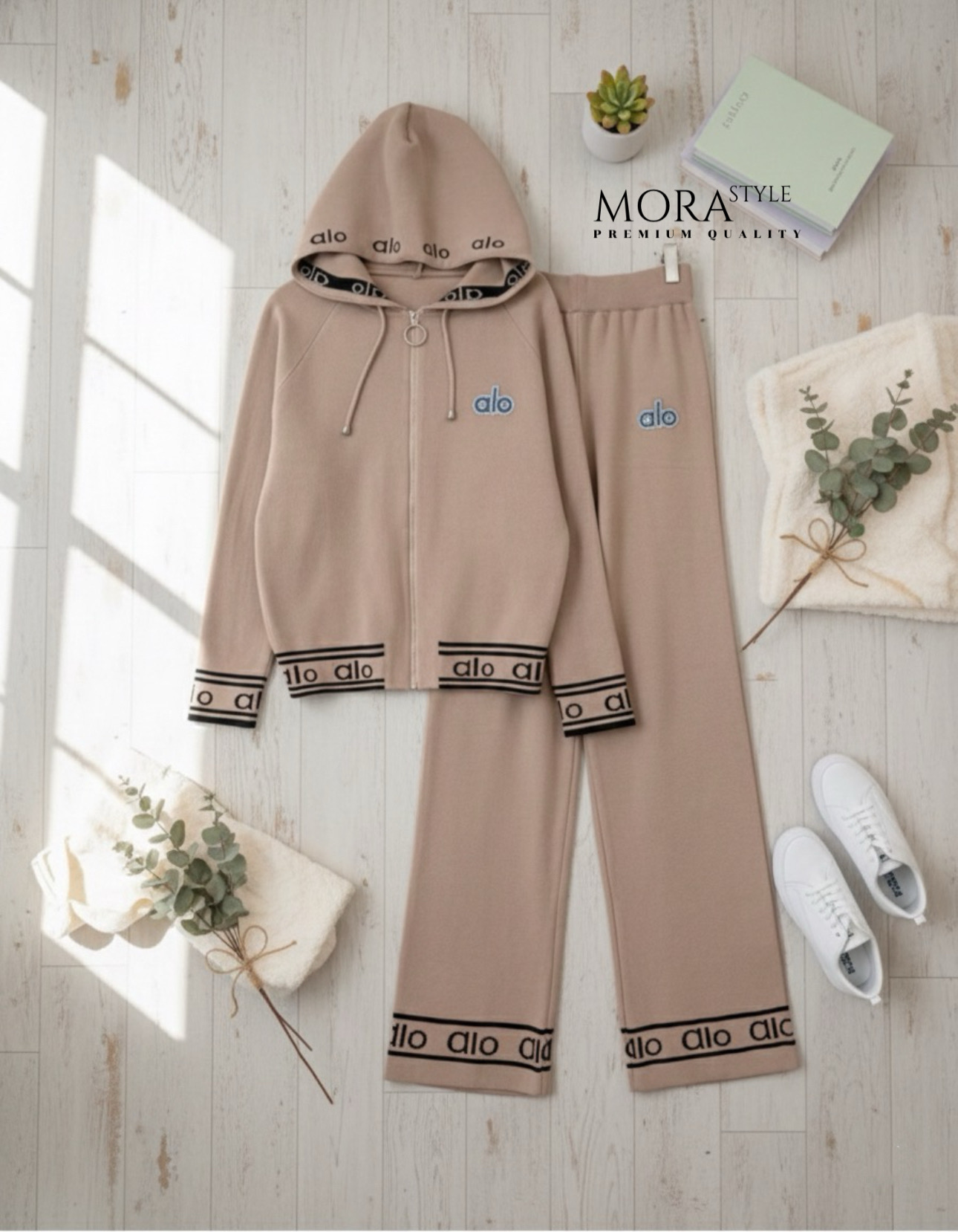 เซ็ตไหมพรม 2 ชิ้น เสื้อแขนยาวมีฮู้ดหมวกงานซิปรูดด้านหน้า มาพร้อมกับกางเกงขายาวปักแต่งโลโก้ทั้งเซต ใส่เที่ยวขึ้นเขาขึ้นดอยได้หมดเลยค่ะ