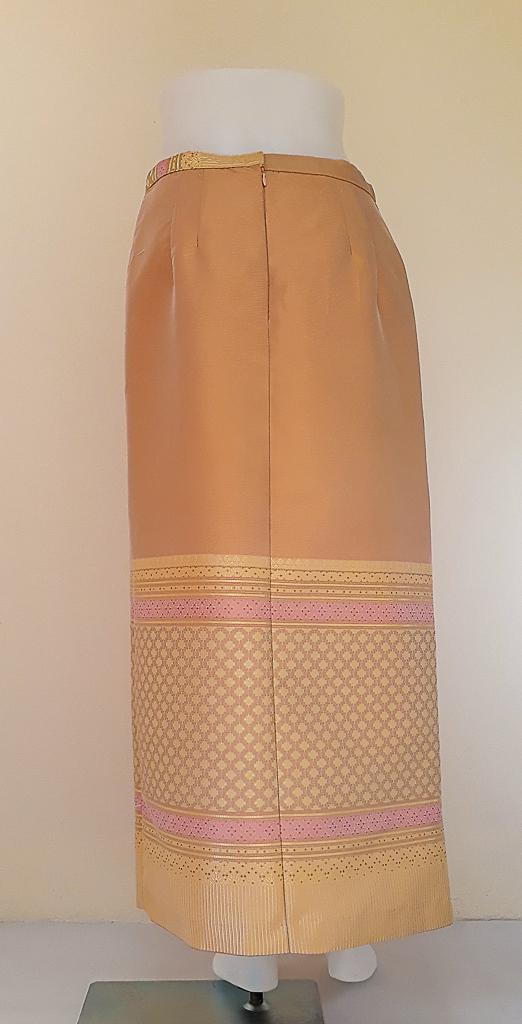 ผ้าถุงไหมสำเร็จรูป (สีชาอ่อน-รอบเอว 28 นิ้ว) งานตัดเย็บประณีต อัดผ้ากาวตามสีของผ้าถุง เนื้องานดีเกรด A