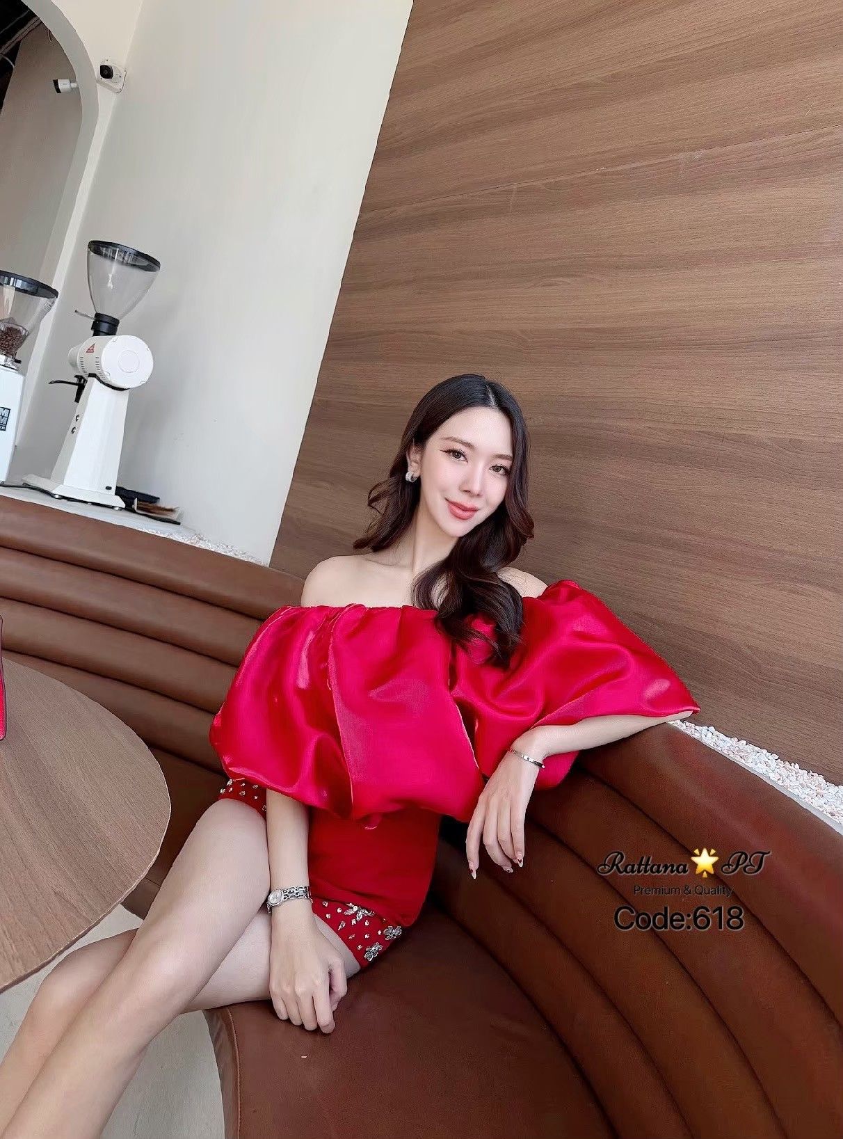 เซตเสื้อกางเกง เนิ้อผ้าสวยมากๆ เสื้อปาดไหล่ทรงบอลลูน สวยหรูดูแพงมาก ชุดมีซับใน มาคู่กับกางเกงแต่งเพชรสวยมากๆ ใส่ดินเนอร์ ออกงาน ปาตี้กับเพื่อน ปัง ปัง ปัง ช้าไม่ได้แล้วคร้า ของสวยๆหมดไวจัดด่วน