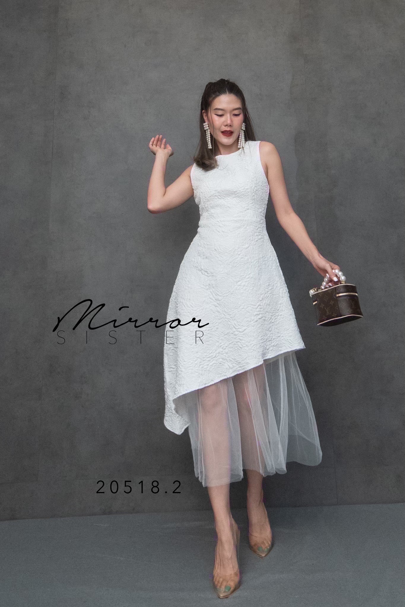 MiRRoRSiSTER’s LeNNoXA JACQuARD DReSS•• เดรสแขนกุดผ้าjacquard ทอลายดอกนูนสวยมาก แพทเทรินสวยงามใส่ง่าย ใครใส่ก็เริ่ดละมุน ช่วงบนเป็นคอกลมแขนกุด ด้านล่างกระโปรงทรงA มีดีไซน์เฉียงสโลปแต่งชายมุ้งน่ารัก บอกเลย..ใส่ดี..ใส่สวยจริงๆ ตอบโจทย์ทุกEVENT สวยทุกสี ชุดน