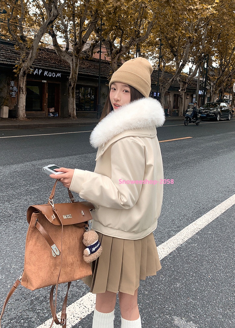 แค่ใส่ก็ได้ลุค “Luxury Winter Girl” แจ็คเก็ตดาวน์ปกขนเฟอร์ ทรงโอเวอร์ไซส์สุดเก๋ กันหนาวติดลบได้จริง ใส่ถ่ายรูปก็สวยปัง! มี 6 สี เลือกแมทช์ได้ทุกสไตล์