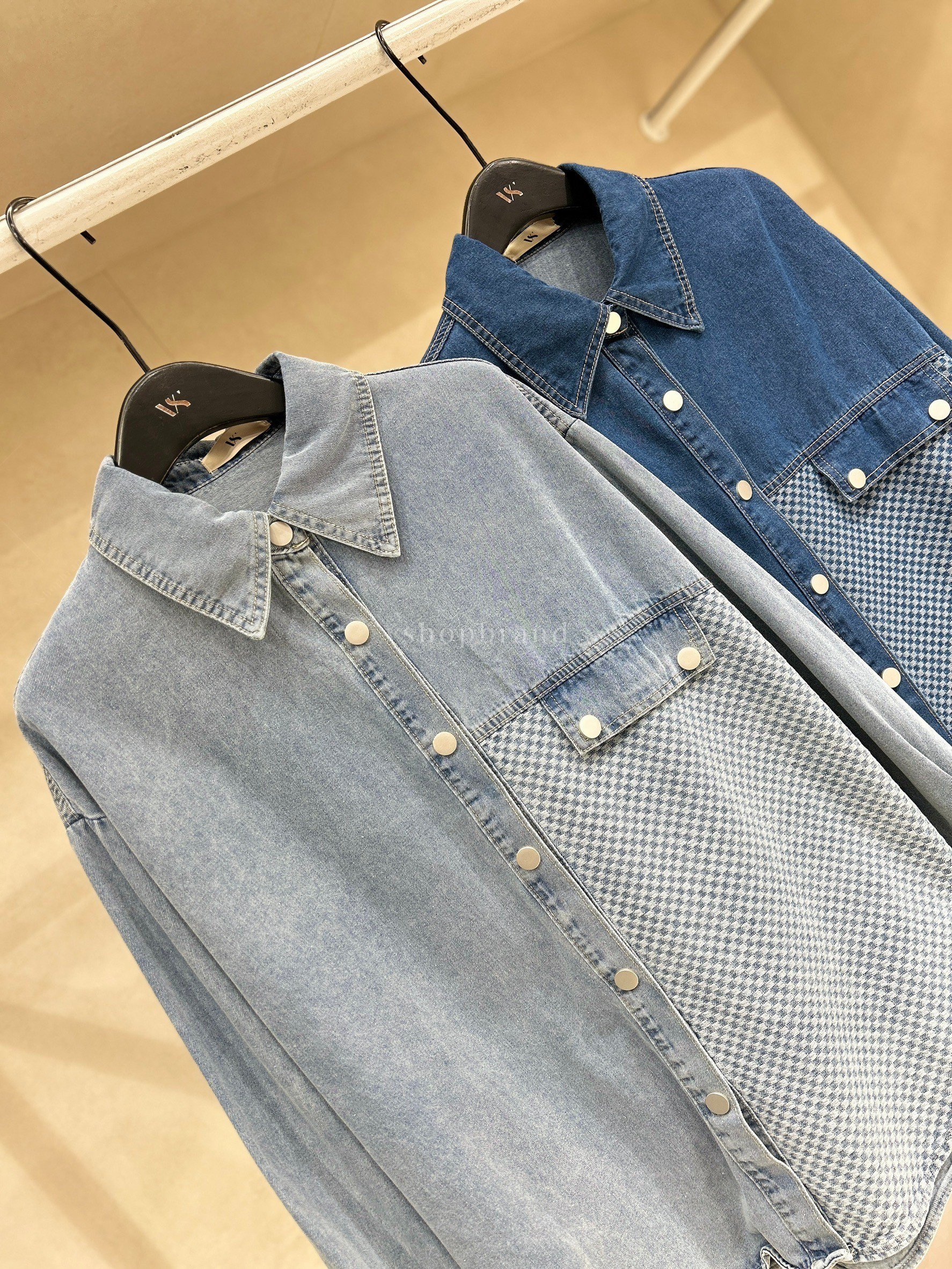 เชิ้ตยีนส์แขนยาวกระดุมแป็กแต่งตารางครึ่งซีก #vshopbrand #vshop #เสื้อกันหนาว #คาดิแกน #เสื้อคลุม #เสื้อแขนยาว #croptop #streetwear #streetstyle #hoodiejacket #เแจ็คเก็ต #jacket #ยีนส์ #denim #shirt #เชิ้ตยีนส์