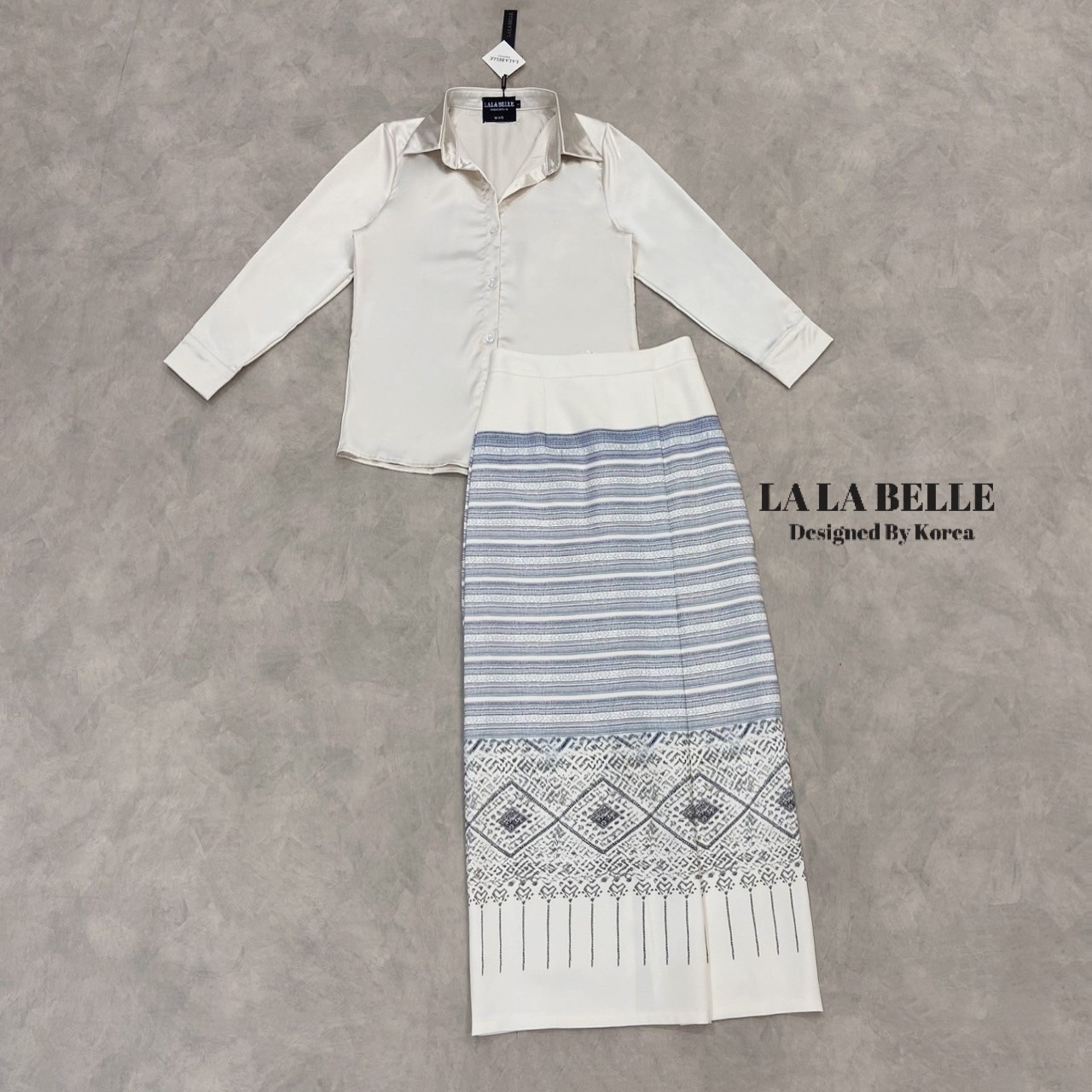 ชุดเซตทำบุญ2ชิ้นเสื้อเชิ้ตผ้าซาตินคอปกกระดุมหน้าแขนยาวใส่คู่ผ้าถุงผ้าพิมพ์ลายป้ายหน้าผ่าหลังมีซับในอัดกาวอย่างดีชุดทำบุญเข้าวัดของเซเลบที่แท้ทรูคุณภาพเกรดพรีเมี่ยม1:1 คัทติ้ง และ แพทเทริน์เป๊ะ ค่ะ น่ารักฝุดๆไปเลยค้ารุ่นนี้มิกซ์กับรองเท้าส้นสูงเครื่องประดั