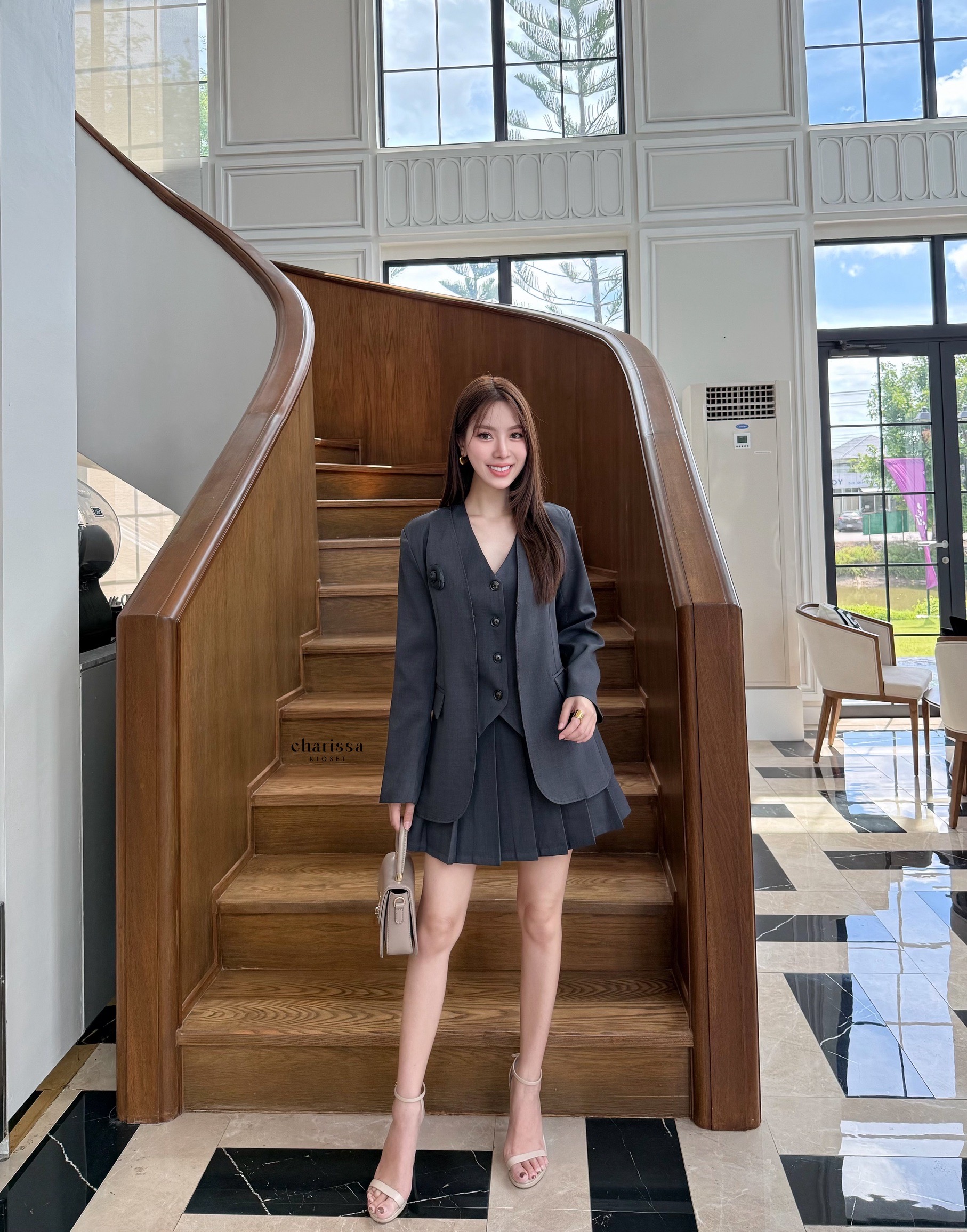 เซ็ท 4 ชิ้น เสื้อสูท+เสื้อ vestด้านใน +กระโปรง(กางเกงเป็นซับใน)+เข็มกลัดดอกไม้ ใช้ผ้าเดียวกันทั้งเซ็ท ตัวเสื้อสูทมีซับในอย่างดี เสริมรองบ่าบางๆเพื่อให้เป็นทรงสวย มีตะขอใส่แบบติดก็ได้น๊า กระโปรงซิปข้าง ซับในเป็นกางเกง เนื้อผ้ามีTexture สวย ยับยากก #ชุดใส่ท