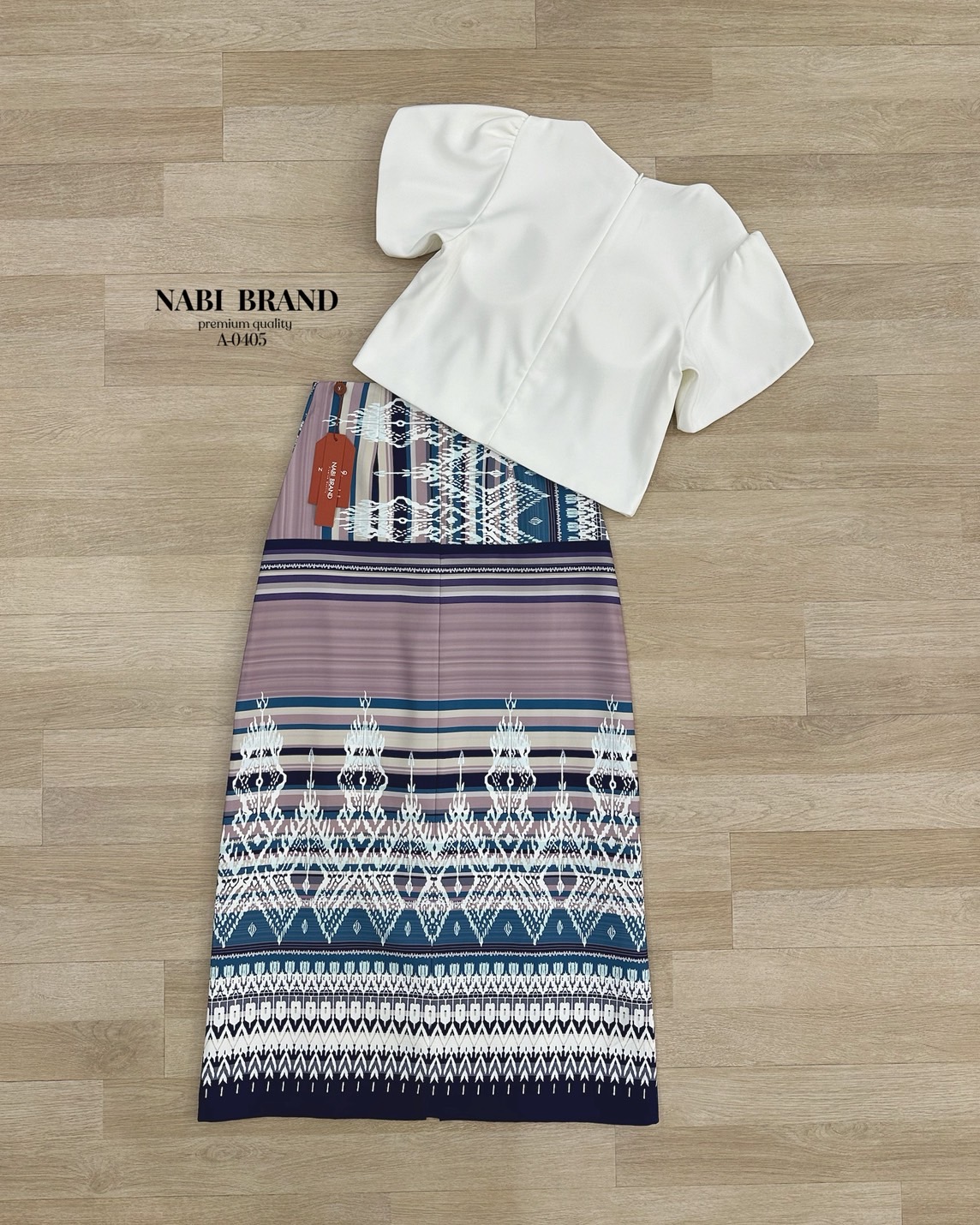 ชุดไทย คอลใหม่อย่างเลิศหรู ใครมองหาชุดไทยแบบใหม่ จัดมาได้เลยนะคะ🤍 ชุดเซท 2 ชิ้น เสื้อคอกลมแต่งกระดุมด้านหน้า ผ้าดี แต่งแขนกลีบบัว ทรงปล่อยๆ เข้าเซทกับกระโปรงพิมพ์ลายอย่างสวย แต่งผ่าหน้า เดินได้คล่องตัว ชุดมีซับในและฟองน้ำ งานซิบหลังทั้งเซท ใกล้วัน